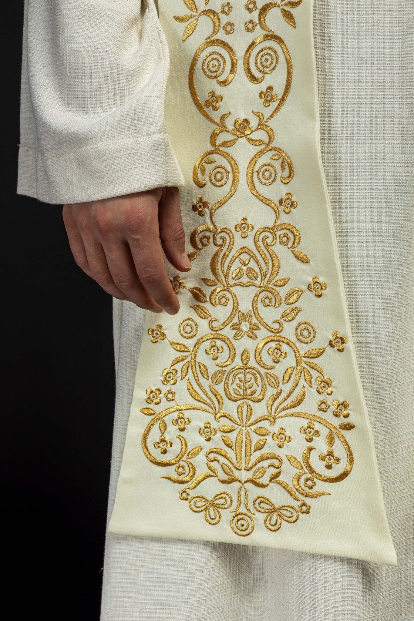 Embroidered priestly stole with Marian motif and crown in ecru KST/040/05/01 ECRU - HAFTINAUSA.COM