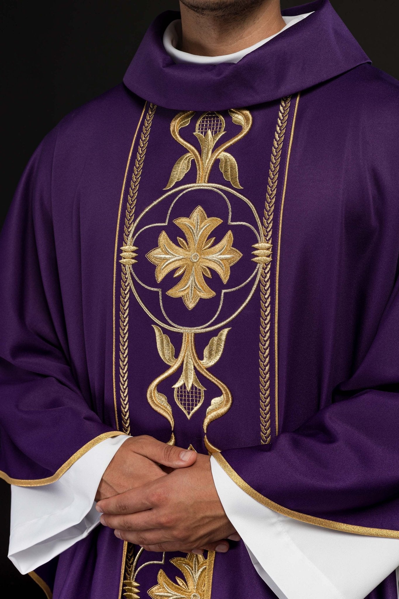 Embroidered purple chasuble with decorative band KOR/267/03/53 - CHASUBLES.COM