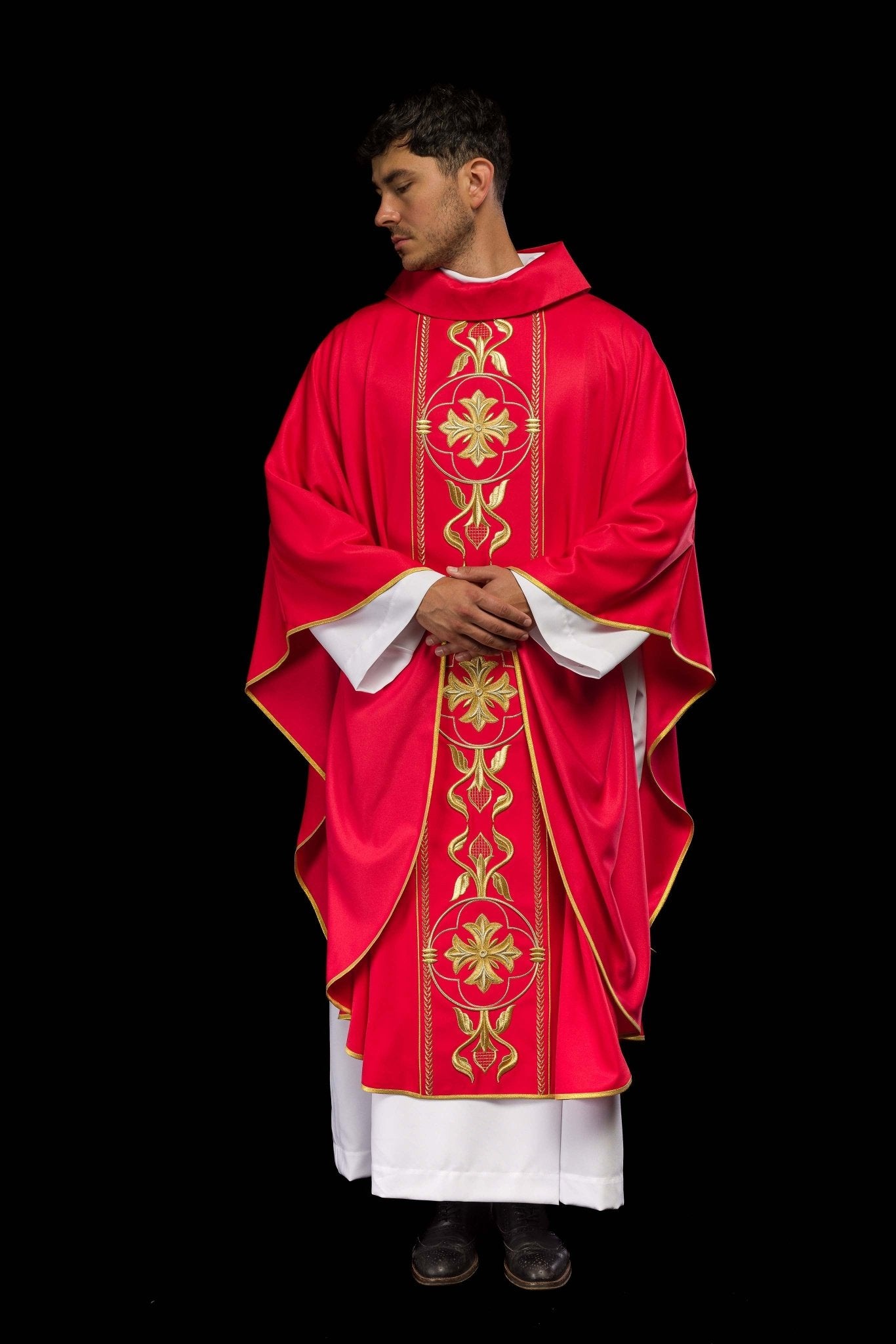 Embroidered red chasuble with decorative band KOR/267/02/53 - CHASUBLES.COM