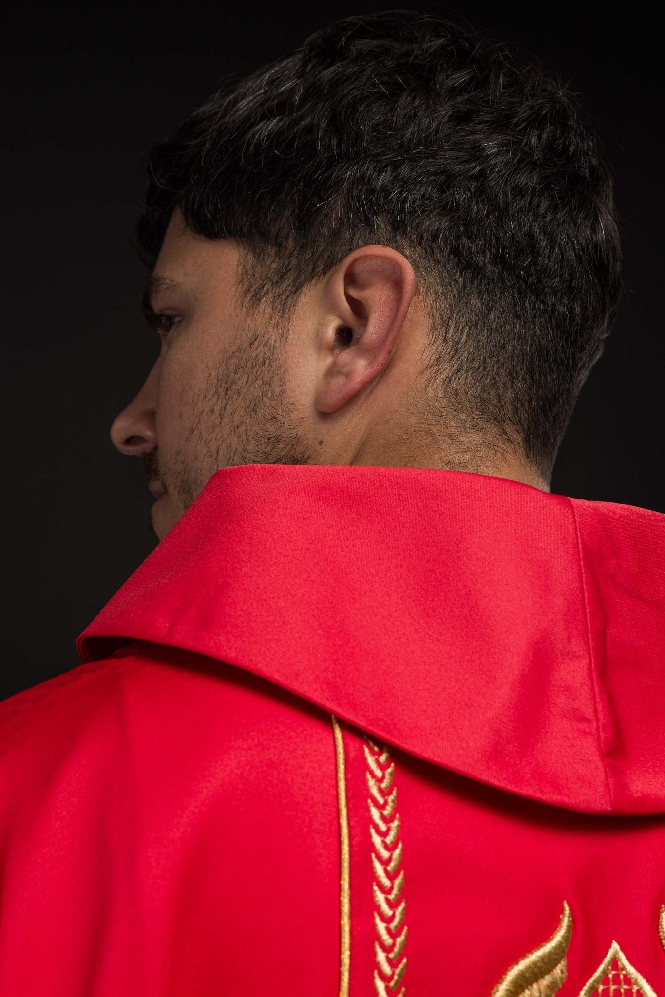 Embroidered red chasuble with decorative band KOR/267/02/53 - CHASUBLES.COM