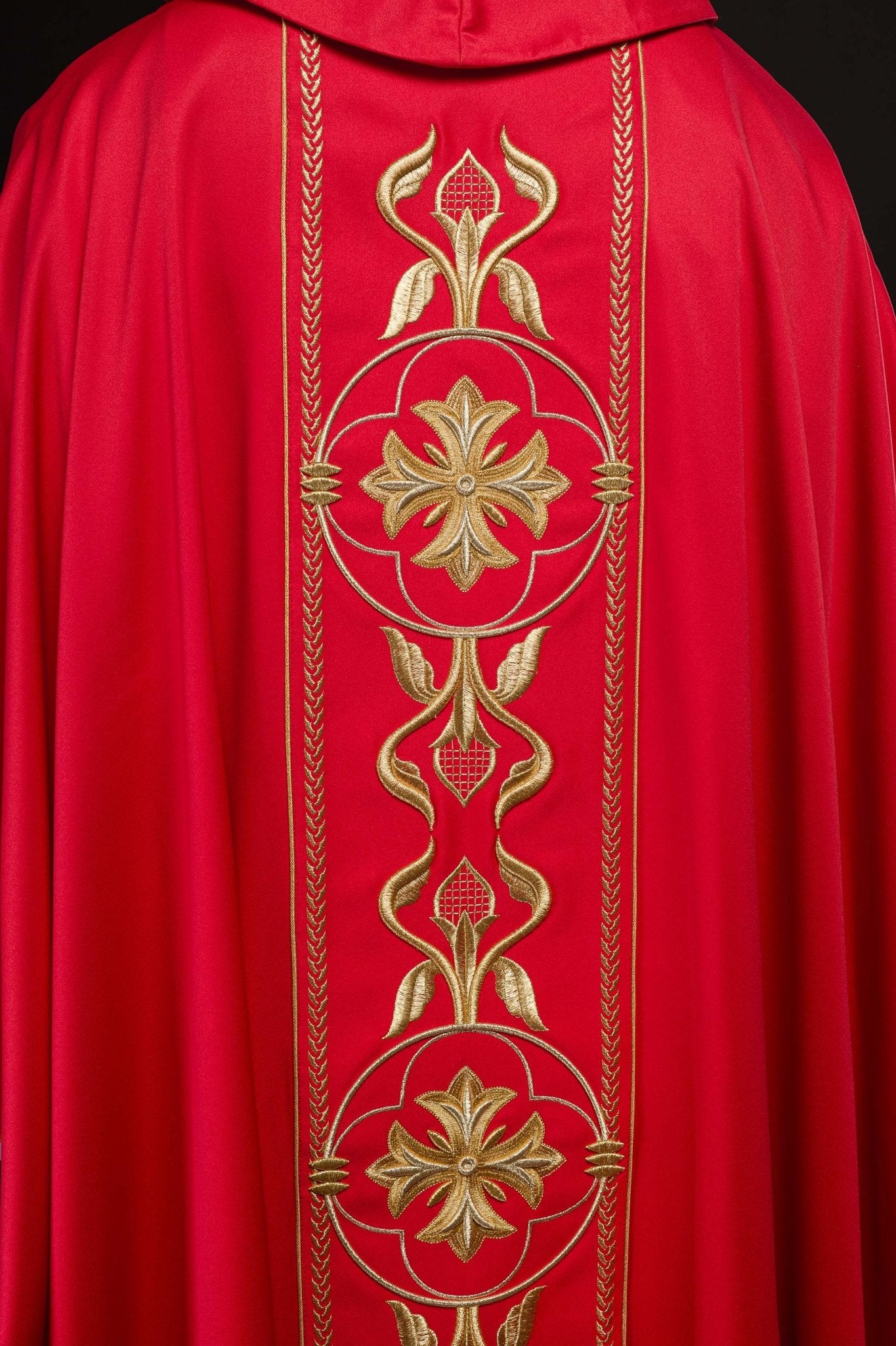 Embroidered red chasuble with decorative band KOR/267/02/53 - CHASUBLES.COM