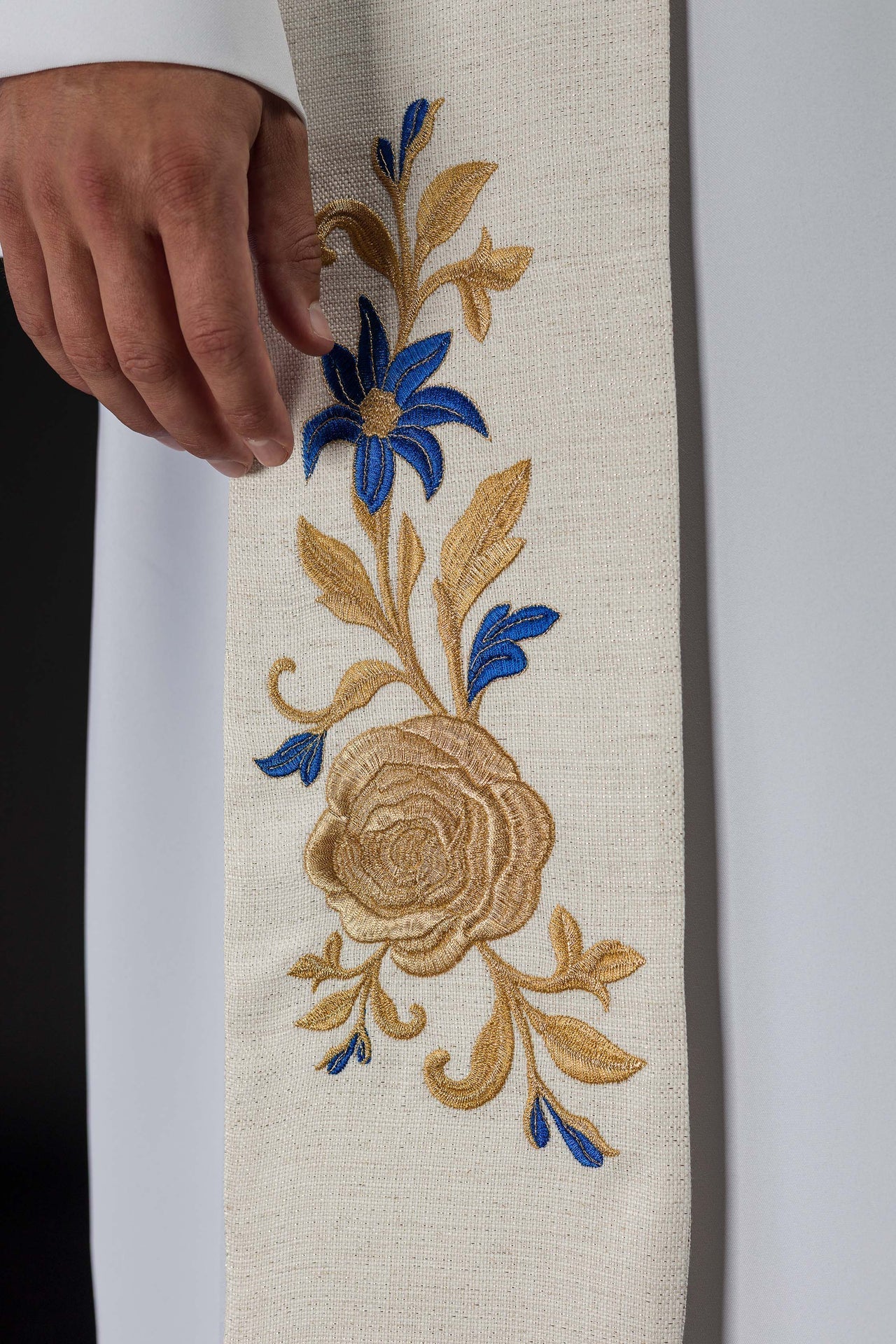 Embroidered Stole with Marian Symbol LE/2045/05 - CHASUBLES.COM