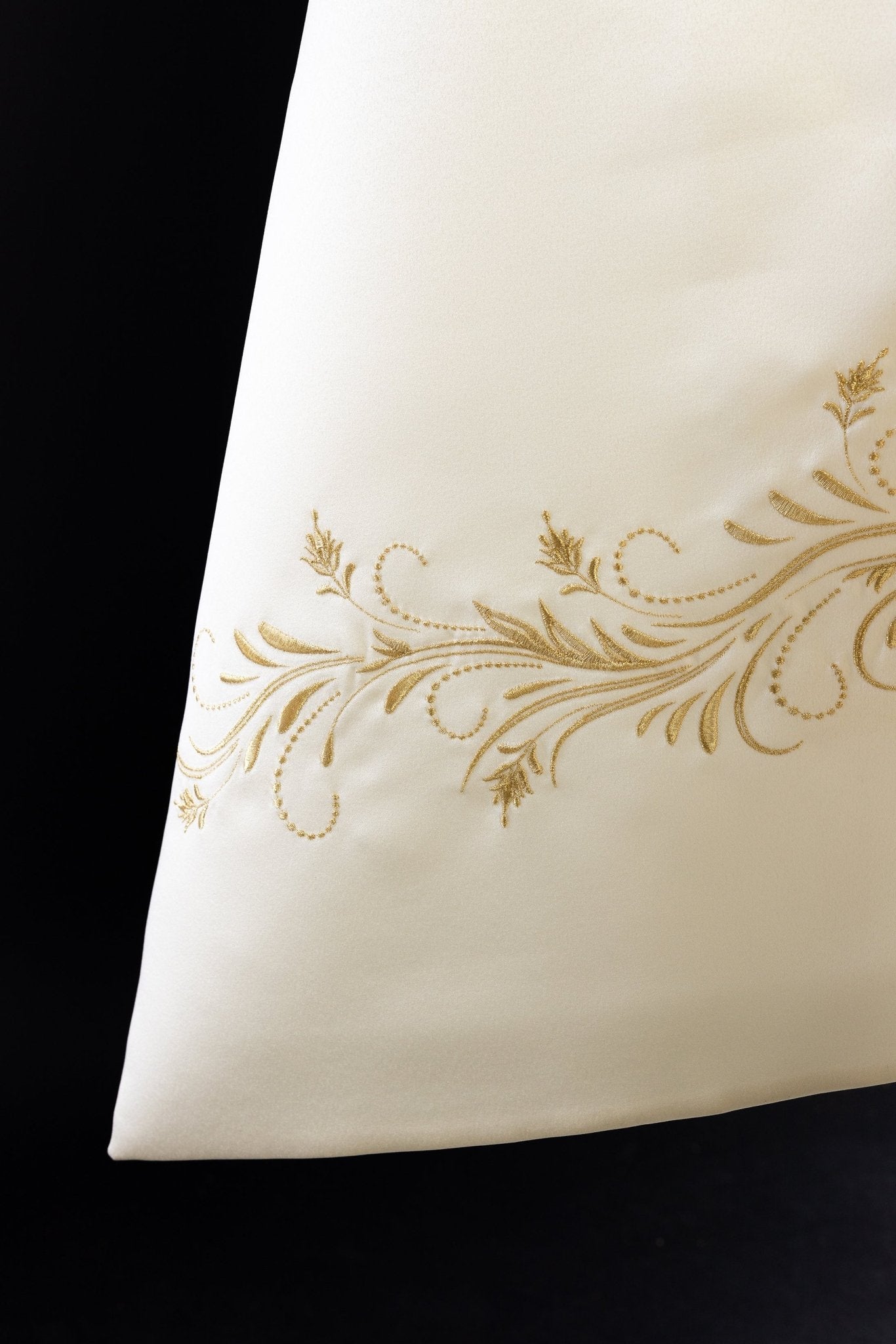 Embroidered veil with the IHS motif in ecru KWL/033/05/20 50*270 ECRU SAT - HAFTINAUSA.COM