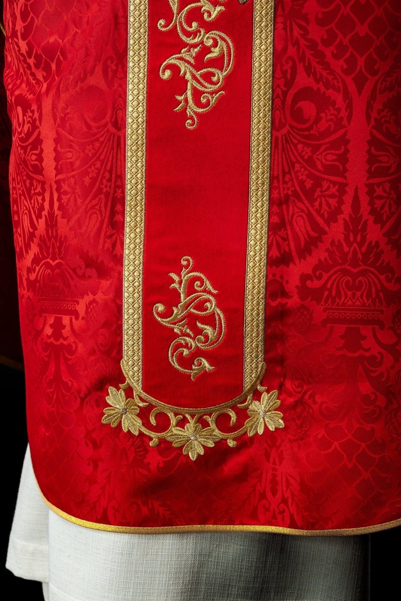 Exquisite red chasuble with Jesus Christ embroidered front and back KOR/190/02/83/PA CZERWONY - HAFTINAUSA.COM