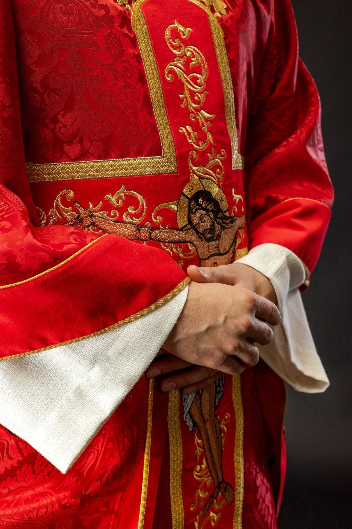 Exquisite red chasuble with Jesus Christ embroidered front and back KOR/190/02/83/PA CZERWONY - HAFTINAUSA.COM