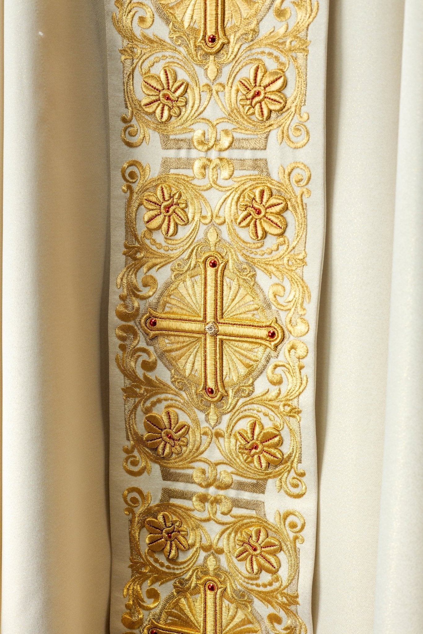 Gold Chasuble richly embroidered and decorated with gold stones LE/7010/10 - HAFTINAUSA.COM
