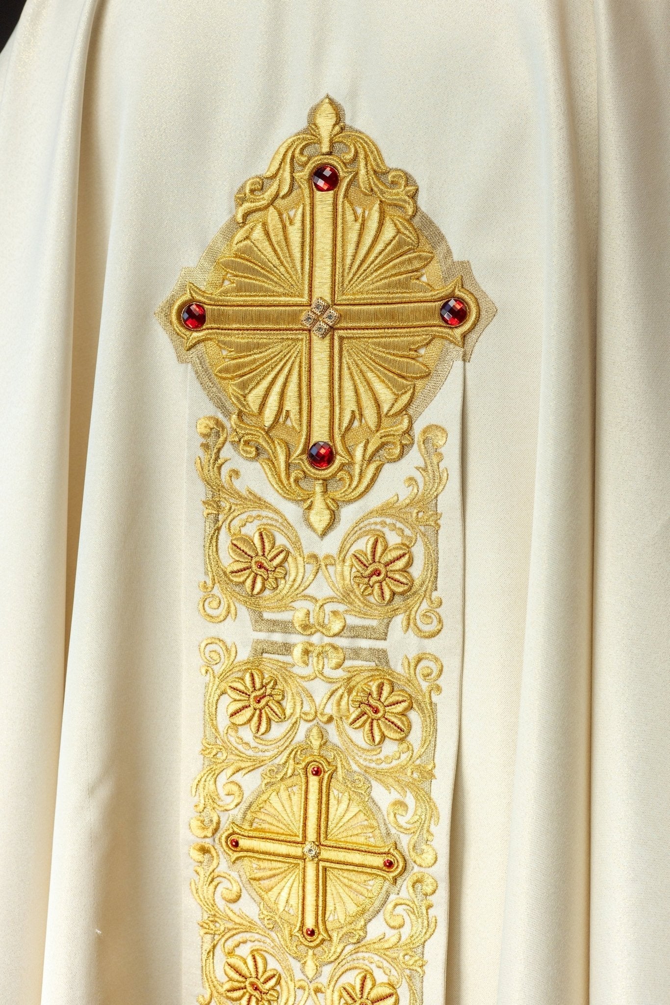 Gold Chasuble richly embroidered and decorated with gold stones LE/7010/10 - HAFTINAUSA.COM