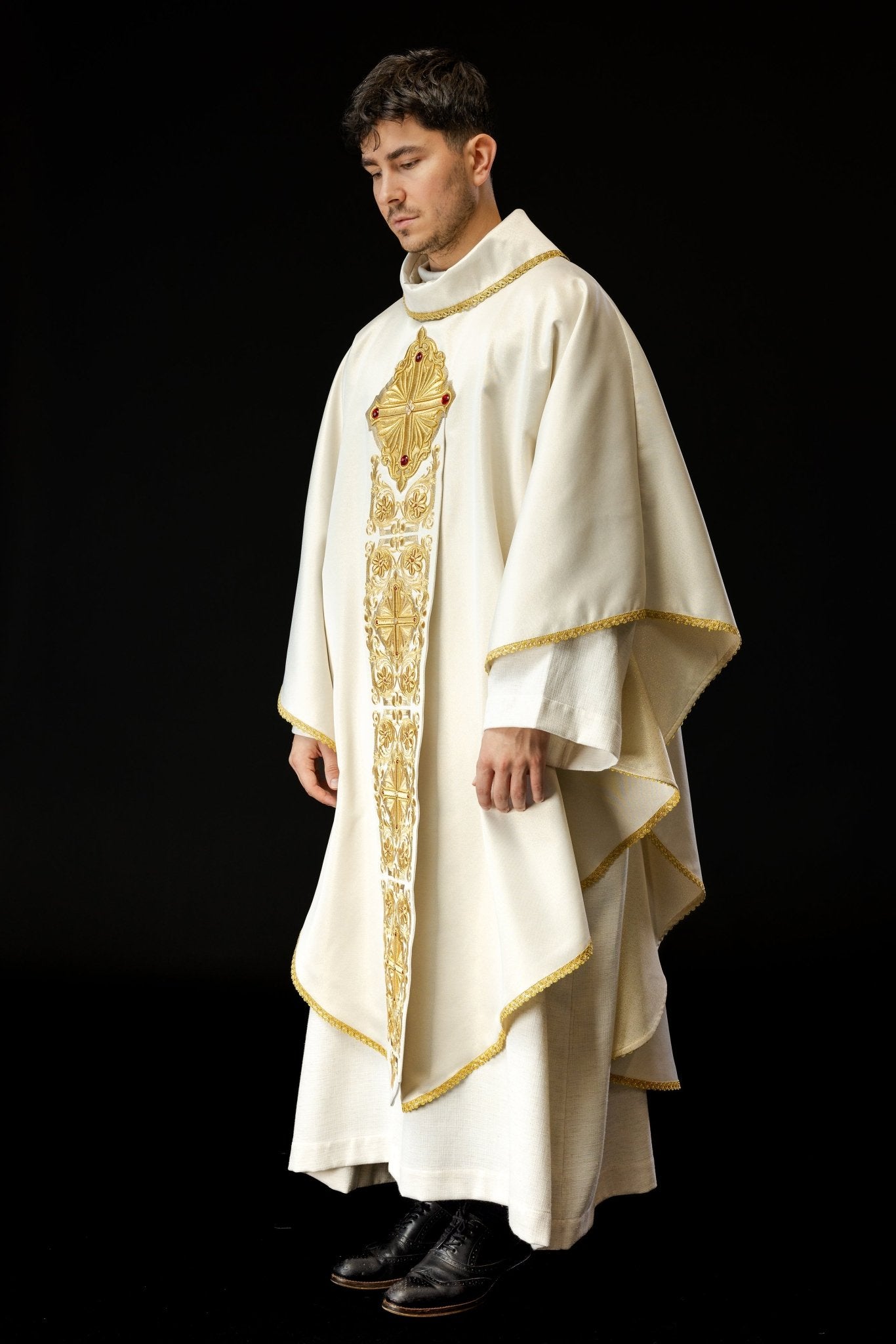Gold Chasuble richly embroidered and decorated with gold stones LE/7010/10 - HAFTINAUSA.COM