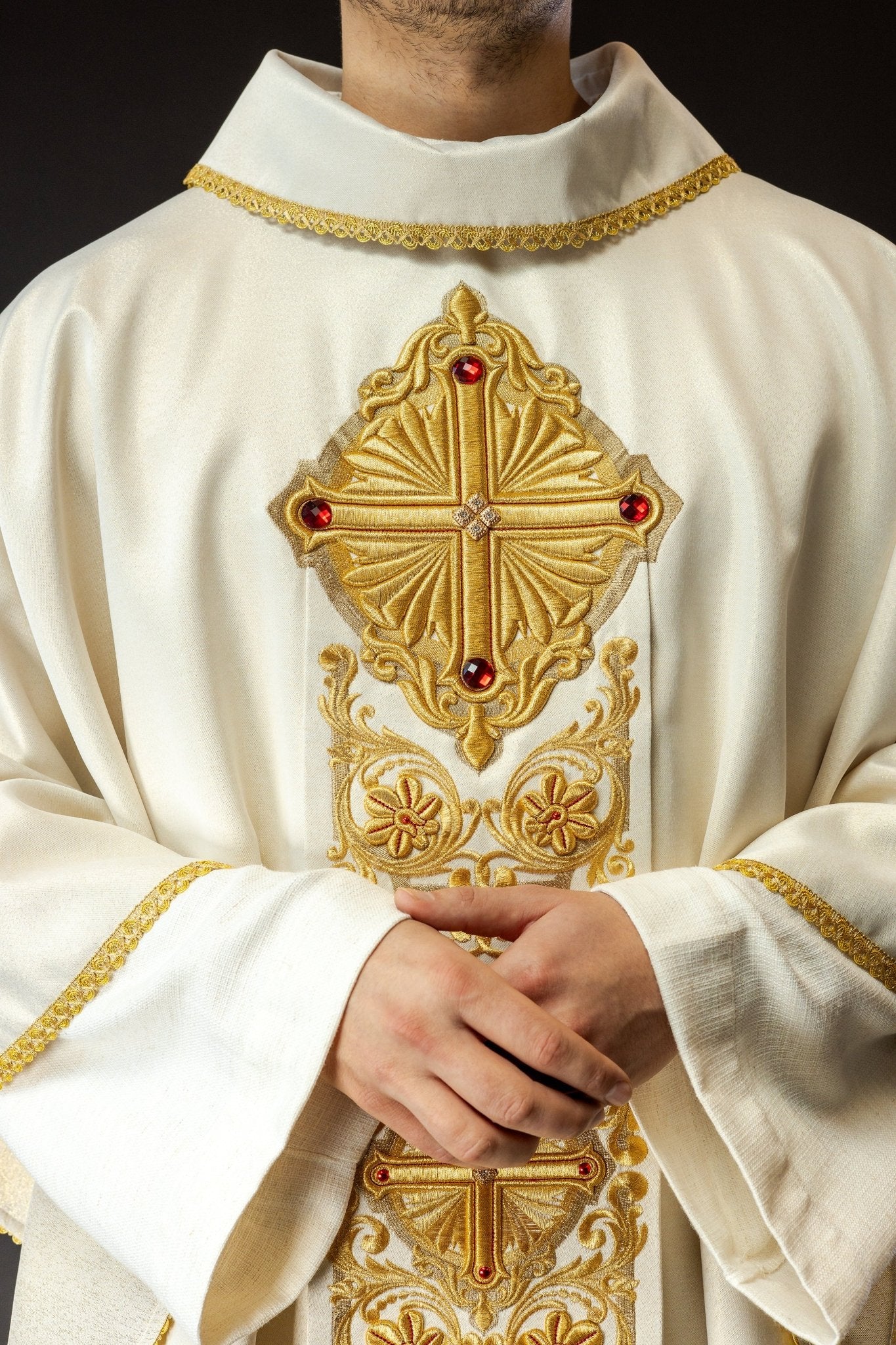Gold Chasuble richly embroidered and decorated with gold stones LE/7010/10 - HAFTINAUSA.COM