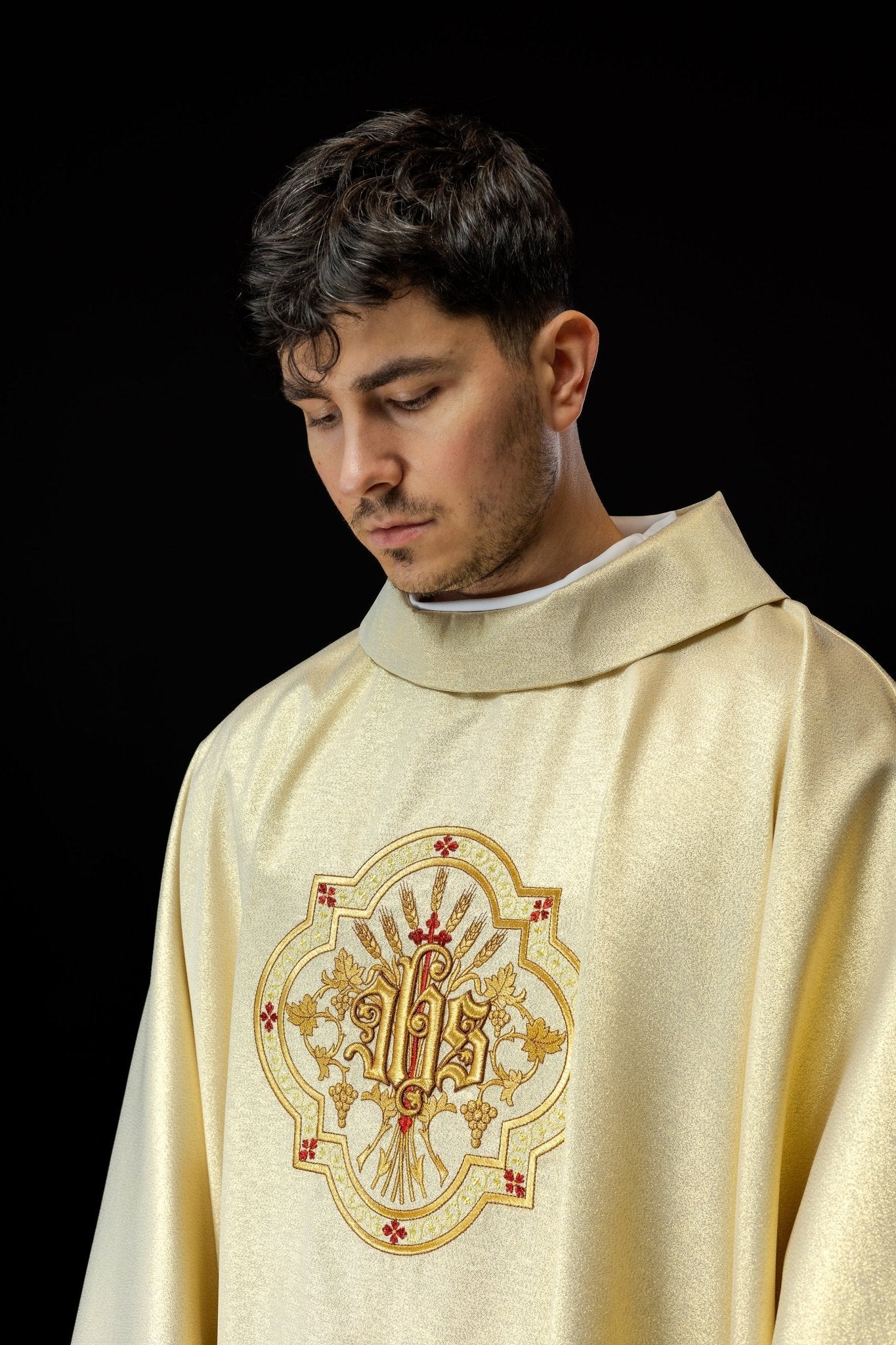 Gold chasuble with IHS and PAX embroidery KOR/119/10/37 ZŁOTY - HAFTINAUSA.COM