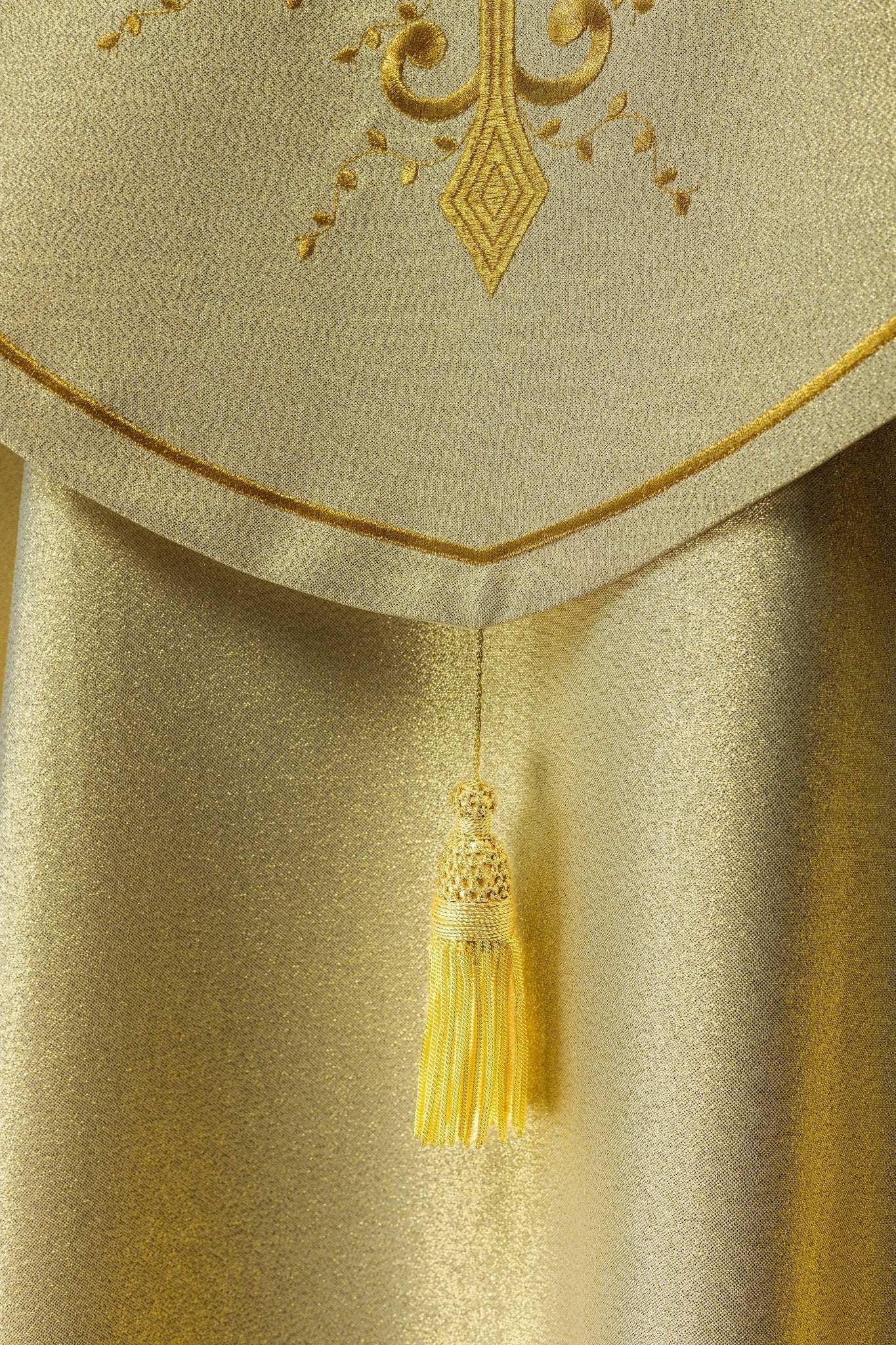 Gold embroidered liturgical cape KKP/024/10/37 ZŁOTY POMPON 145 cm - HAFTINAUSA.COM