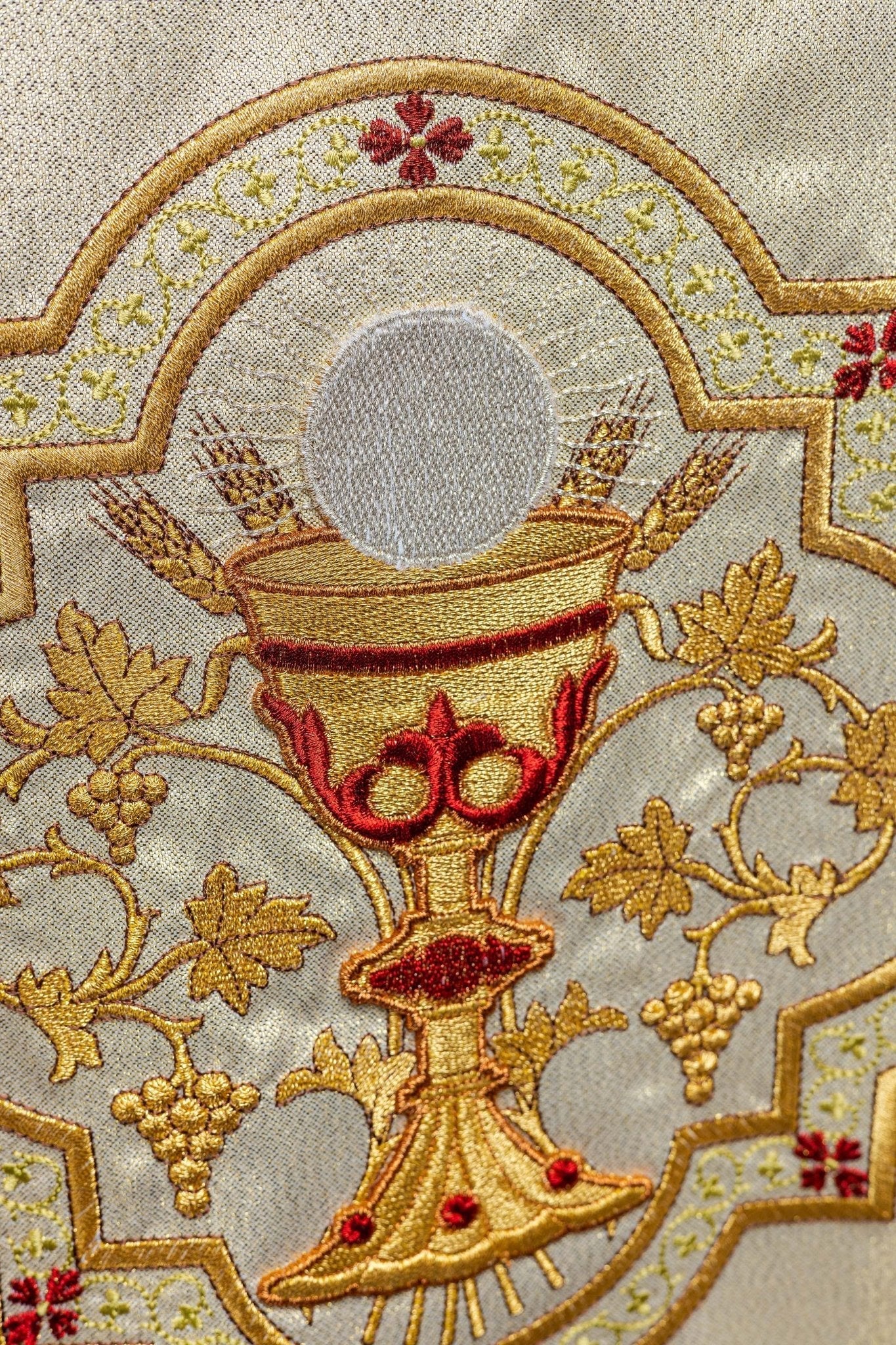Golden chasuble embroidered with motif of the Sacred Heart of Jesus and Chalice KOR/118/10/37 ZŁOTO - HAFTINAUSA.COM