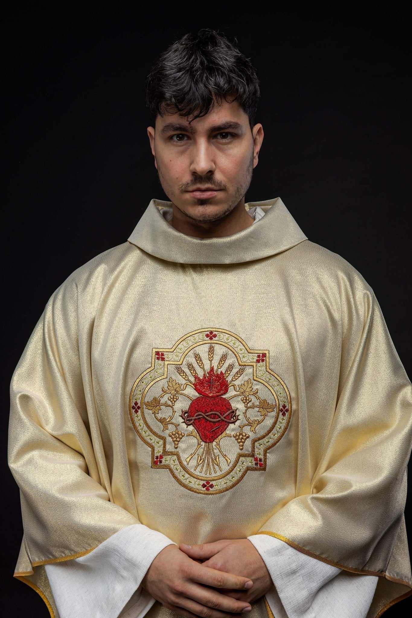 Golden chasuble embroidered with motif of the Sacred Heart of Jesus and Chalice KOR/118/10/37 ZŁOTO - HAFTINAUSA.COM
