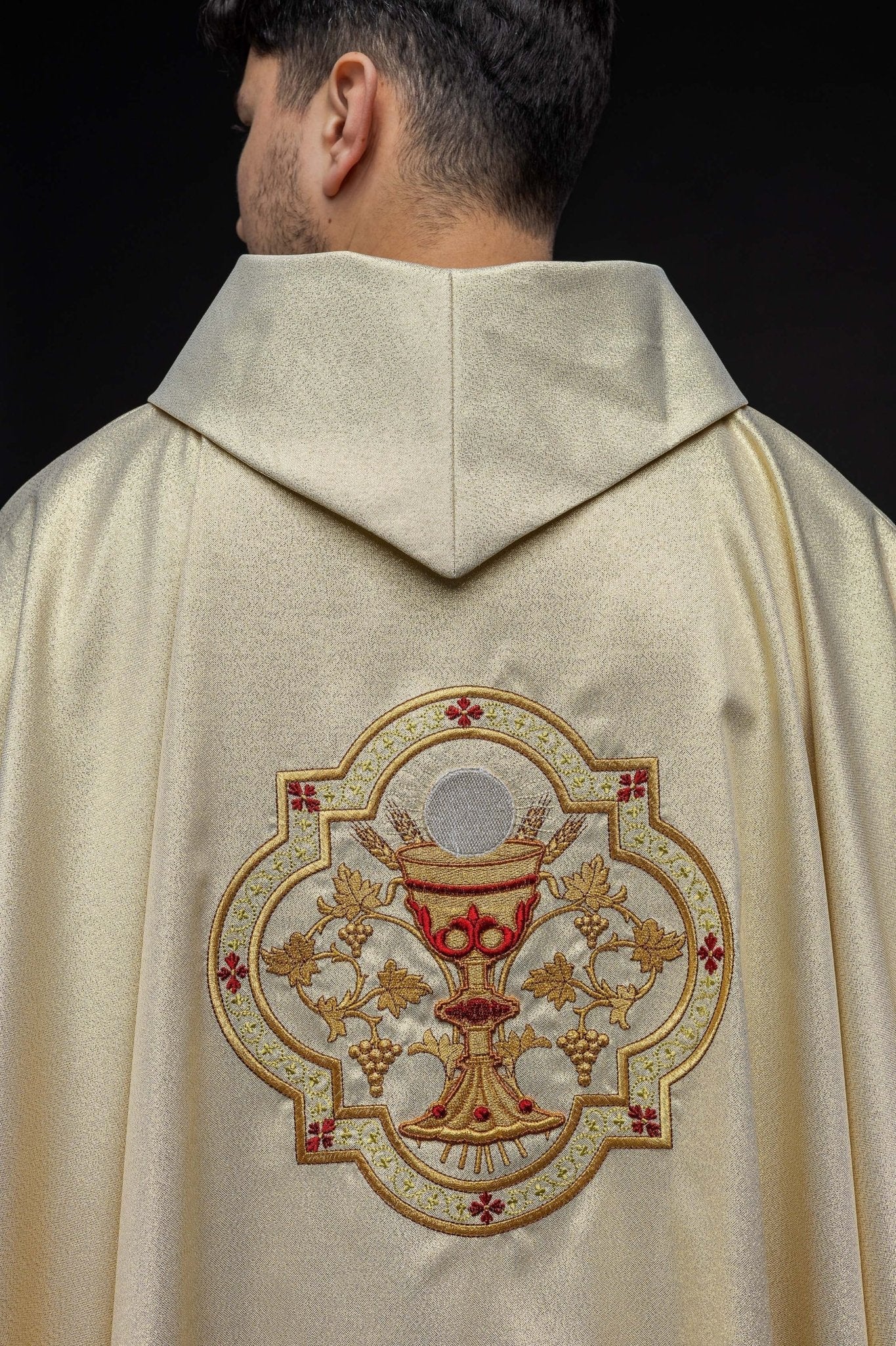 Golden chasuble embroidered with motif of the Sacred Heart of Jesus and Chalice KOR/118/10/37 ZŁOTO - HAFTINAUSA.COM