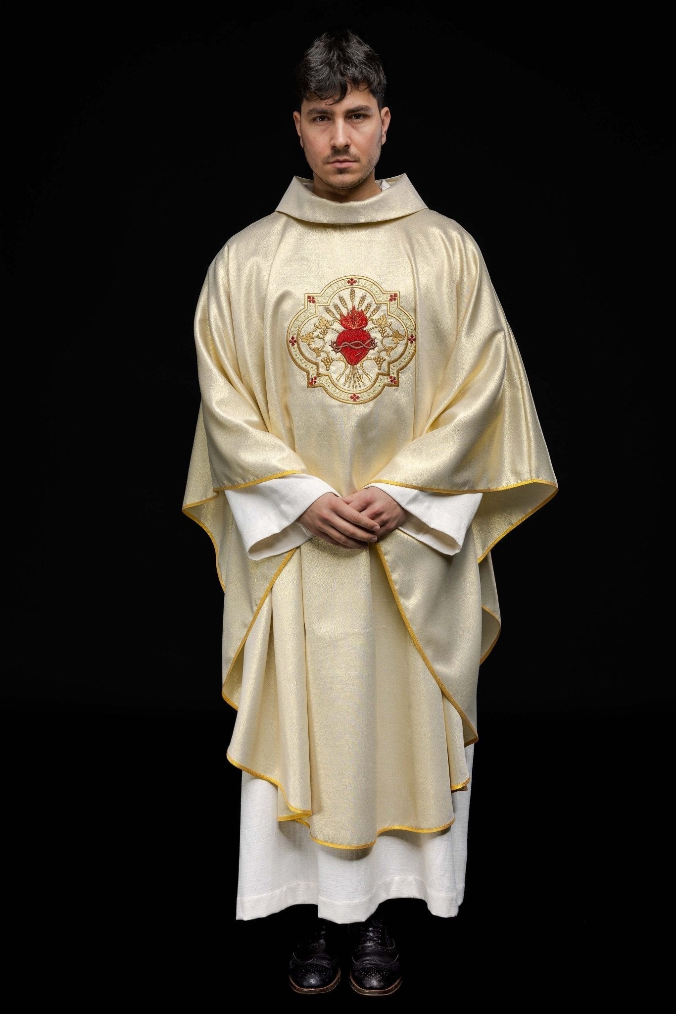 Golden chasuble embroidered with motif of the Sacred Heart of Jesus and Chalice KOR/118/10/37 ZŁOTO - HAFTINAUSA.COM