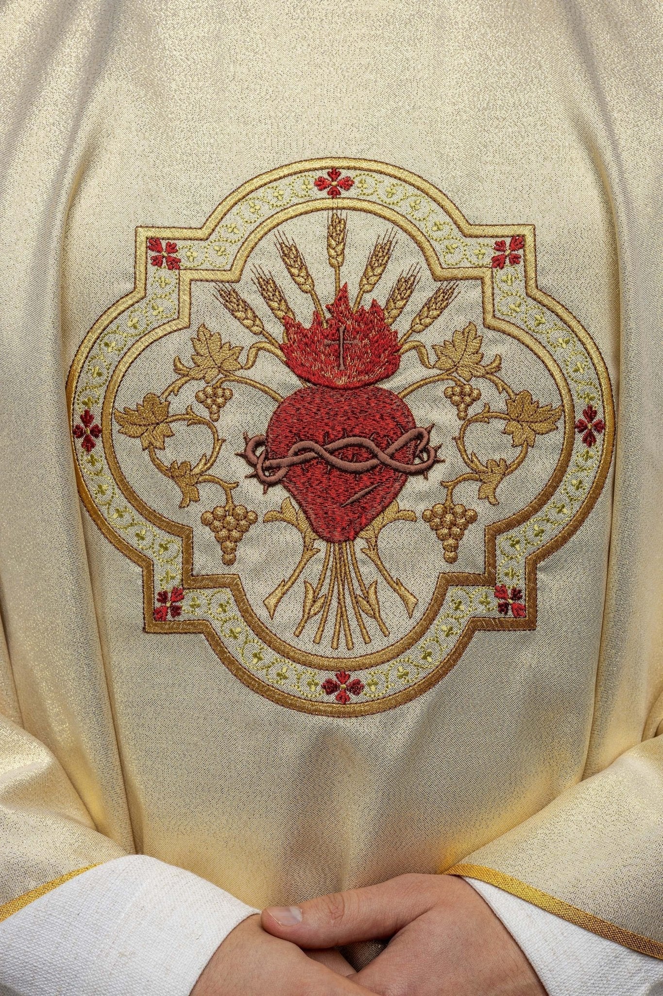 Golden chasuble embroidered with motif of the Sacred Heart of Jesus and Chalice KOR/118/10/37 ZŁOTO - HAFTINAUSA.COM