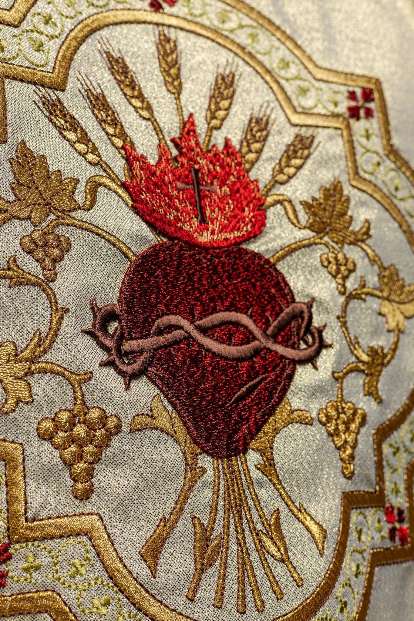 Golden chasuble embroidered with motif of the Sacred Heart of Jesus and Chalice KOR/118/10/37 ZŁOTO - HAFTINAUSA.COM