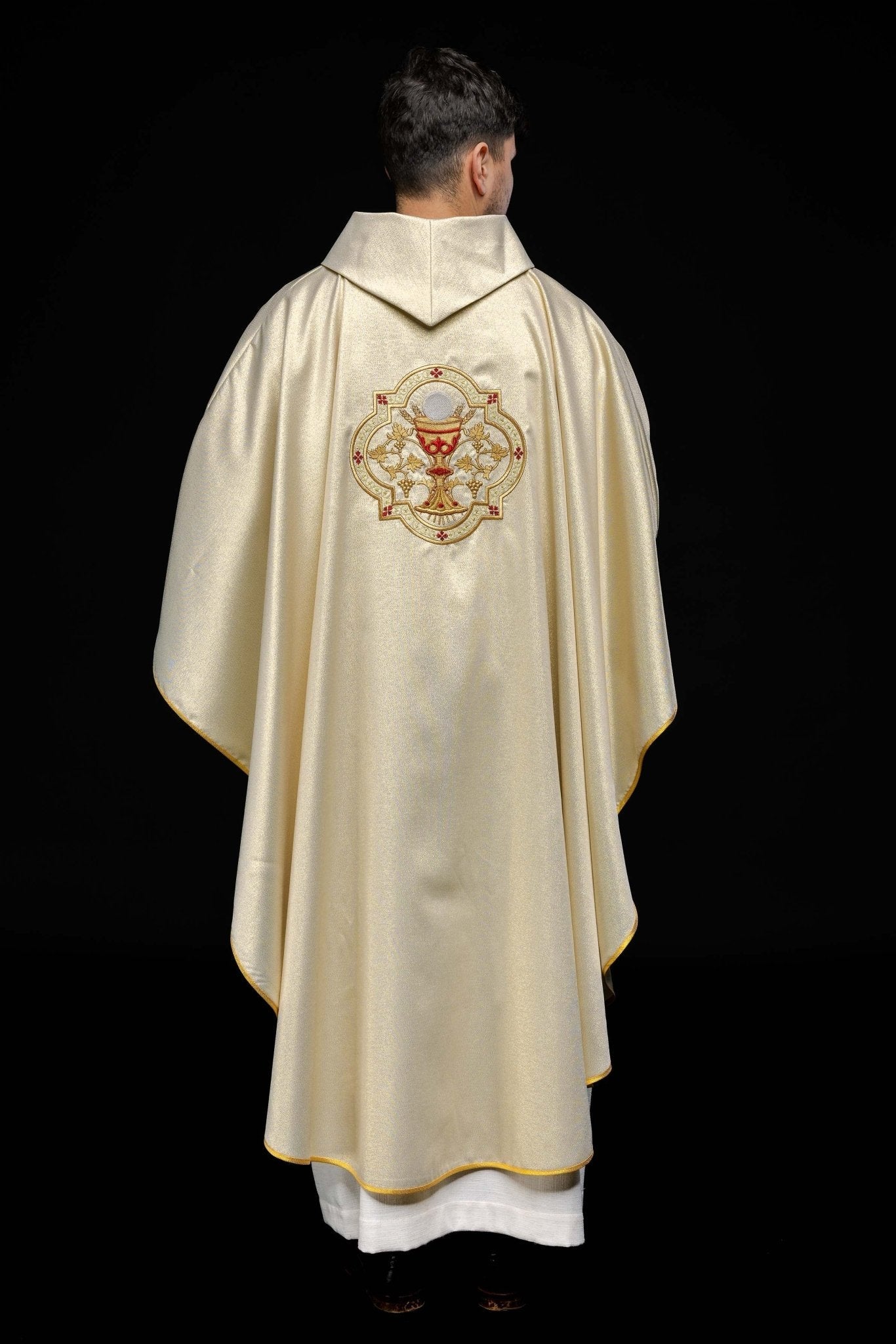 Golden chasuble embroidered with motif of the Sacred Heart of Jesus and Chalice KOR/118/10/37 ZŁOTO - HAFTINAUSA.COM
