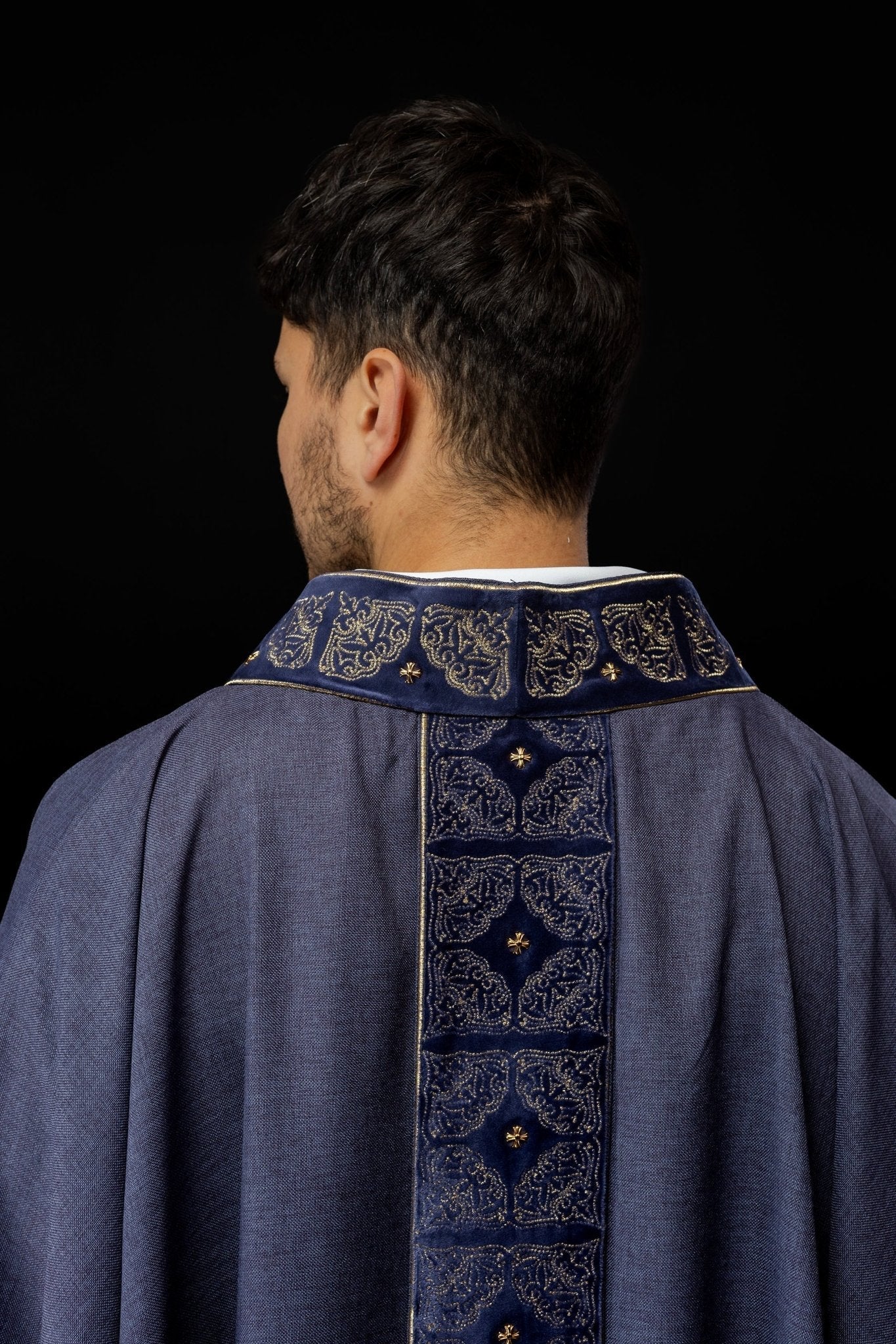 Gothic chasuble made of purple velvet S - 7057 - 03 - 70 - HAFTINAUSA.COM