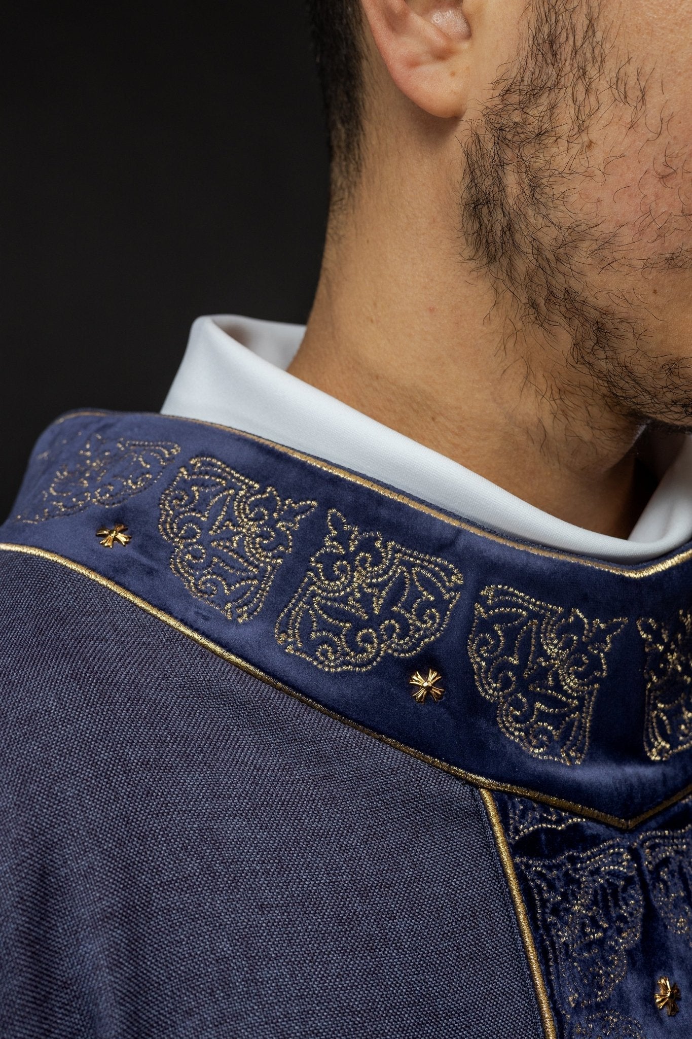 Gothic chasuble made of purple velvet S - 7057 - 03 - 70 - HAFTINAUSA.COM