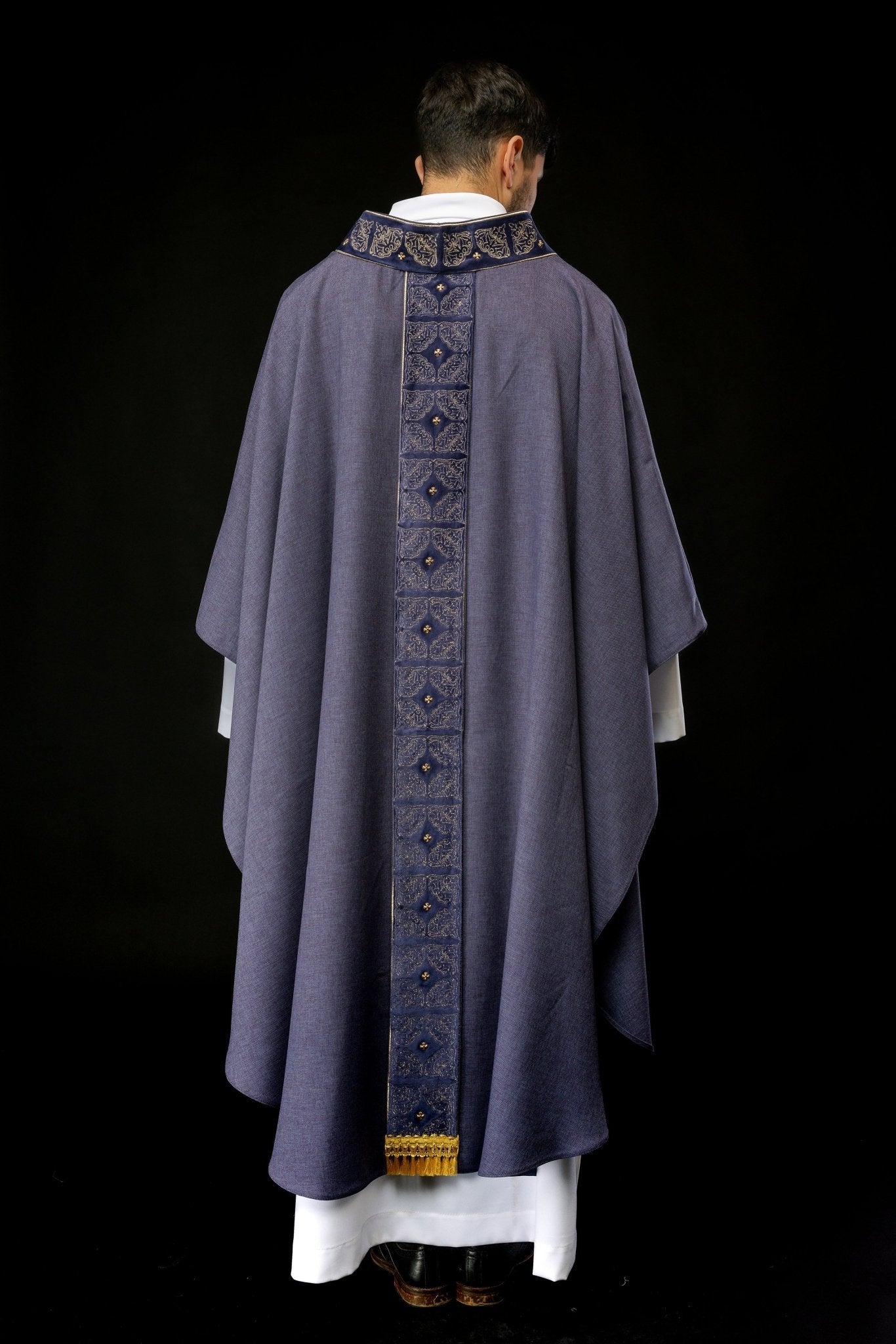 Gothic chasuble made of purple velvet S - 7057 - 03 - 70 - HAFTINAUSA.COM