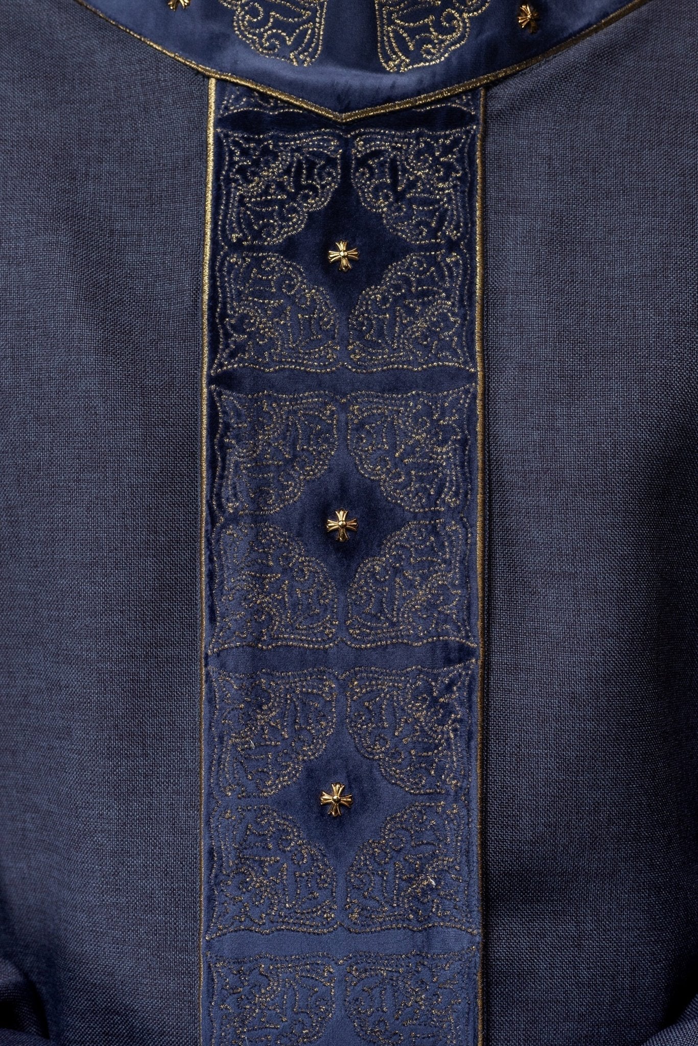 Gothic chasuble made of purple velvet S - 7057 - 03 - 70 - HAFTINAUSA.COM