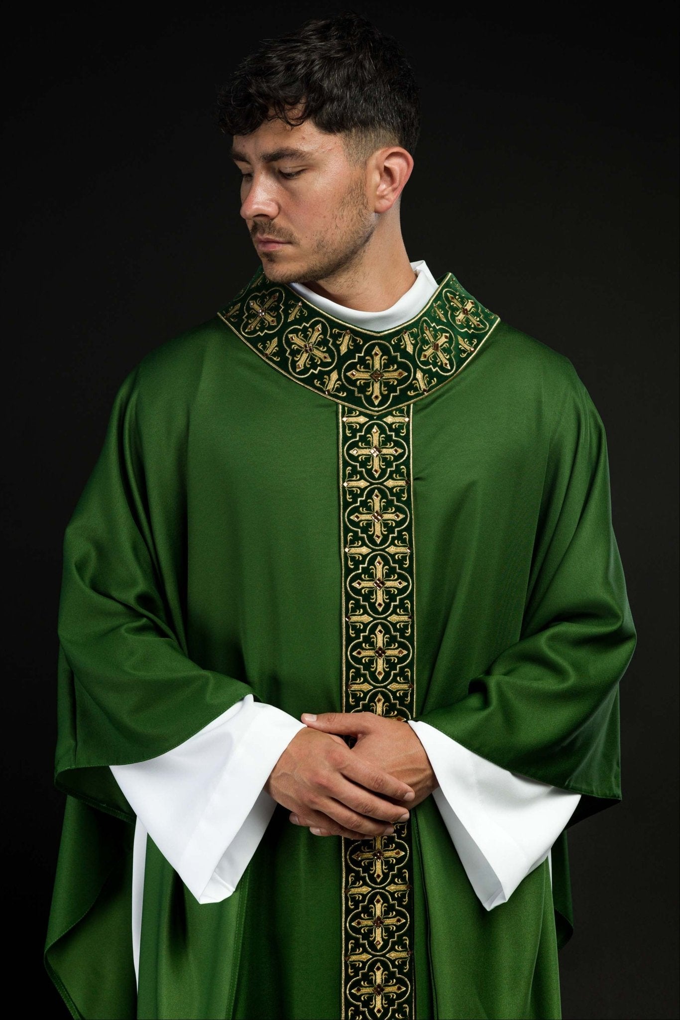 Green chasuble adorned with stones and a narrow band LE/7104/01 - CHASUBLES.COM