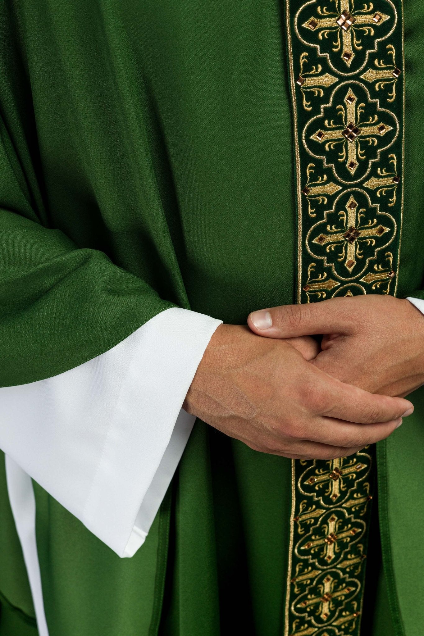 Green chasuble adorned with stones and a narrow band LE/7104/01 - CHASUBLES.COM