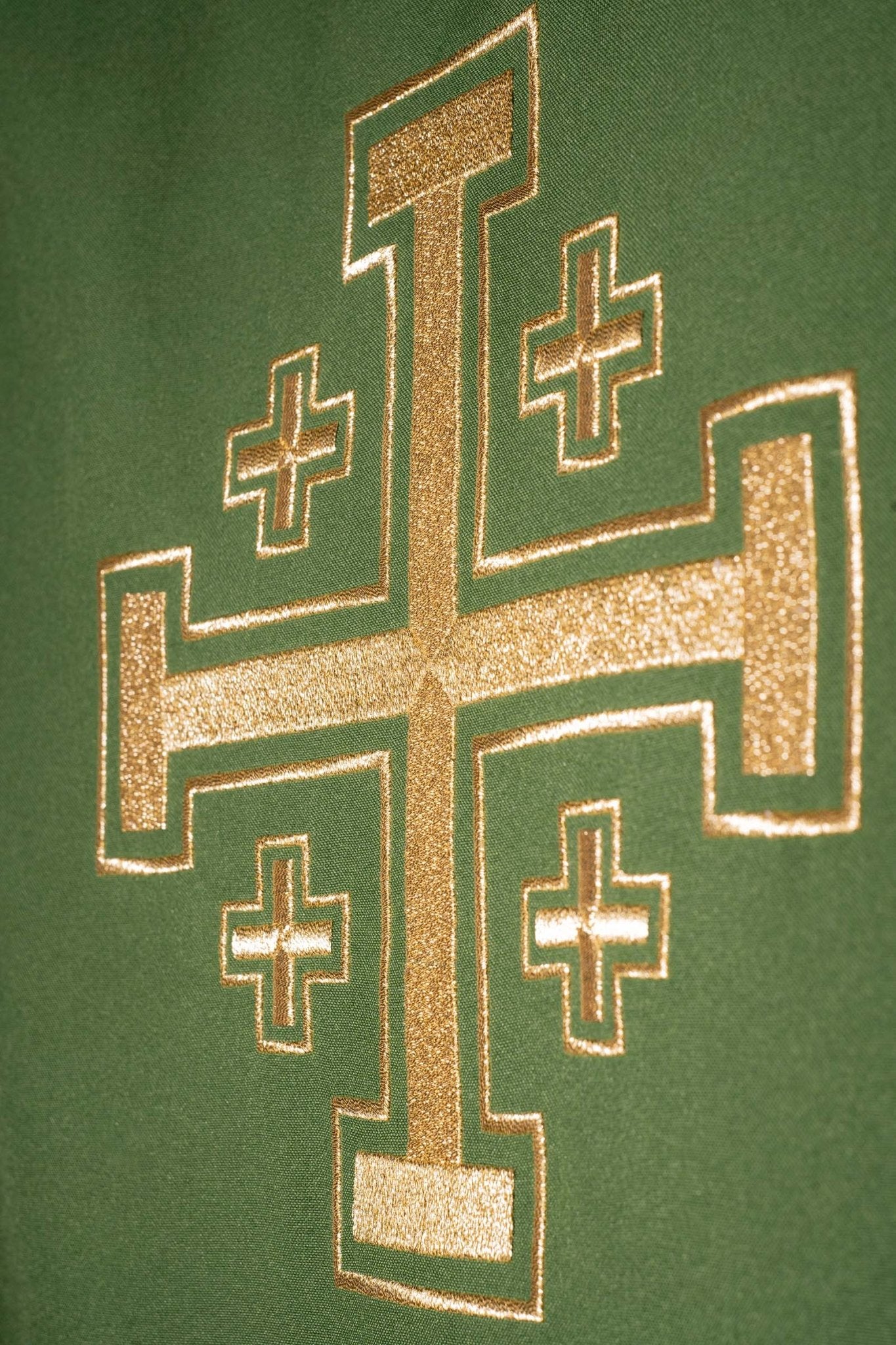 Green chasuble embroidered with a cross motif KDT/7146/01/12 - CHASUBLES.COM