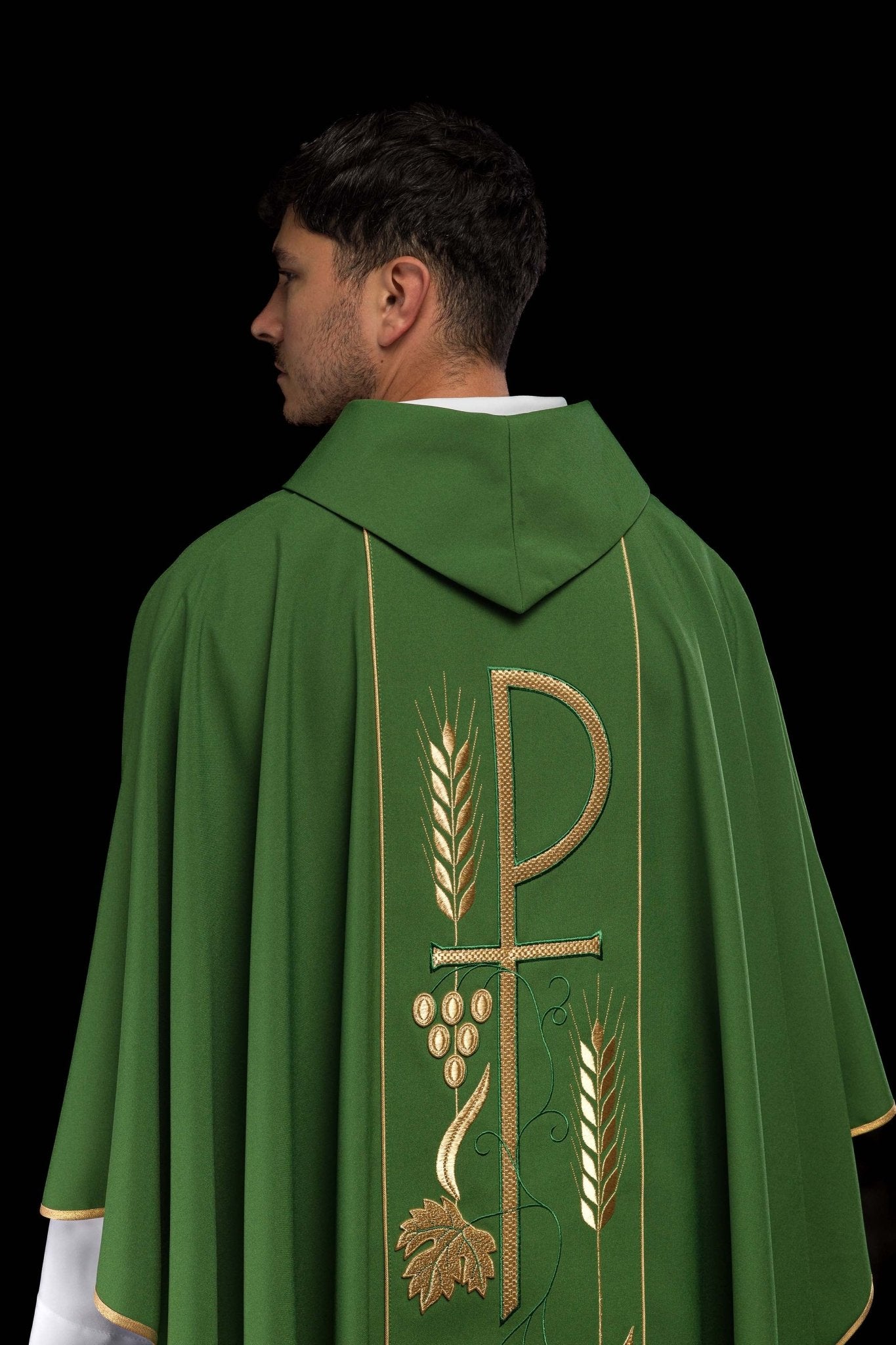 Green chasuble embroidered with IHS Chalice pattern KOR/001/01/01 ZIELONY - CHASUBLES.COM