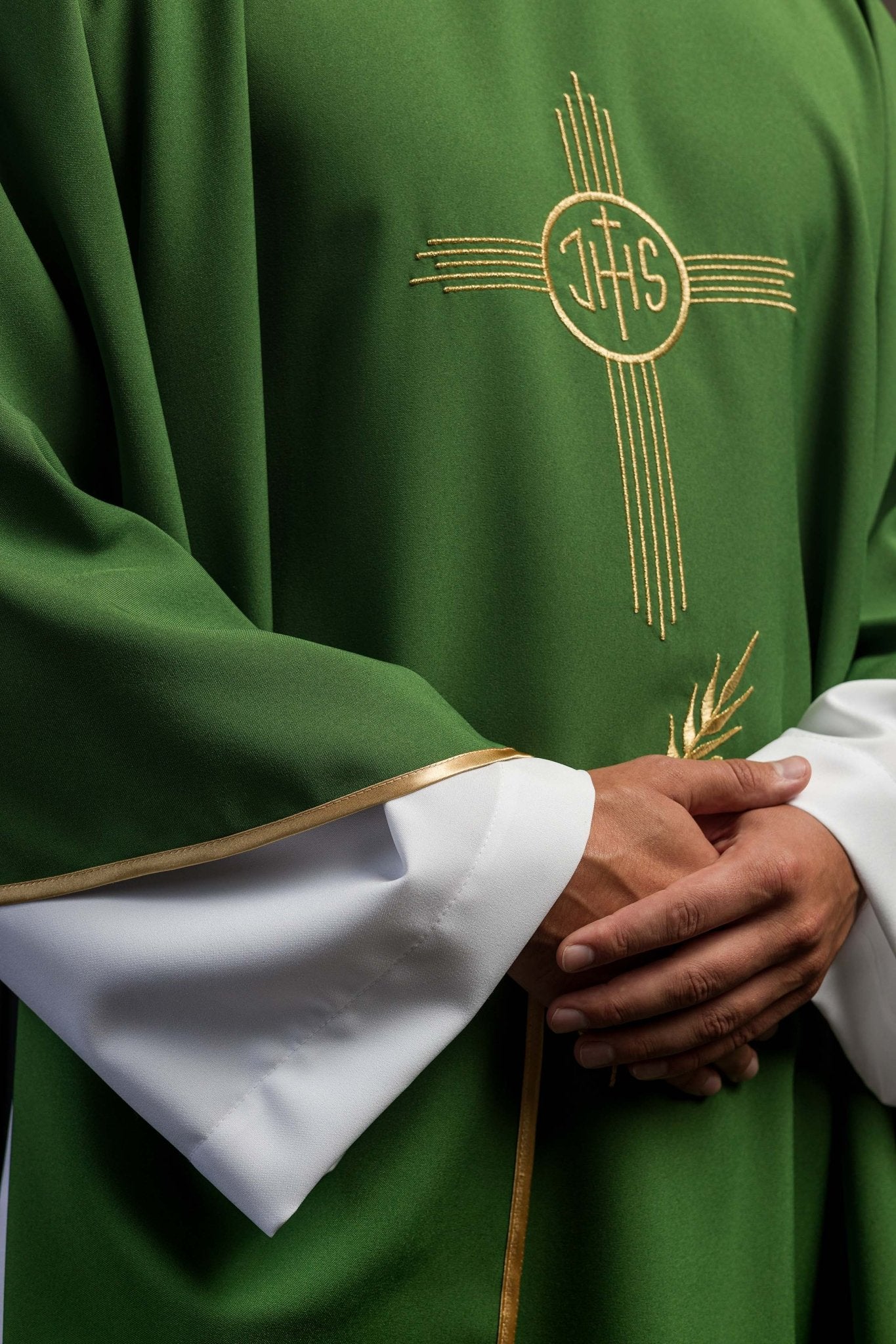 Green chasuble embroidered with IHS motif KOR/003/01/12 ZIELONY - CHASUBLES.COM