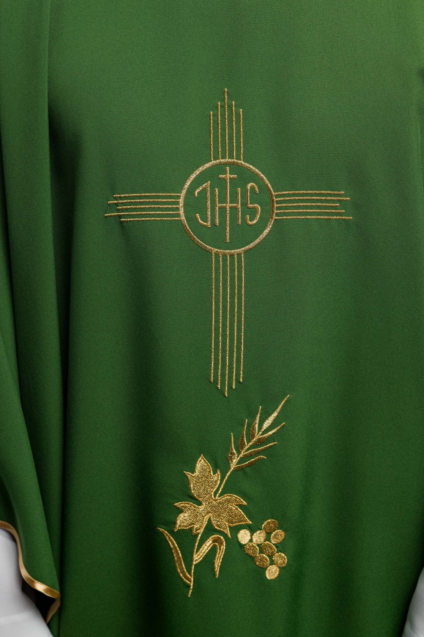 Green chasuble embroidered with IHS motif KOR/003/01/12 ZIELONY - CHASUBLES.COM