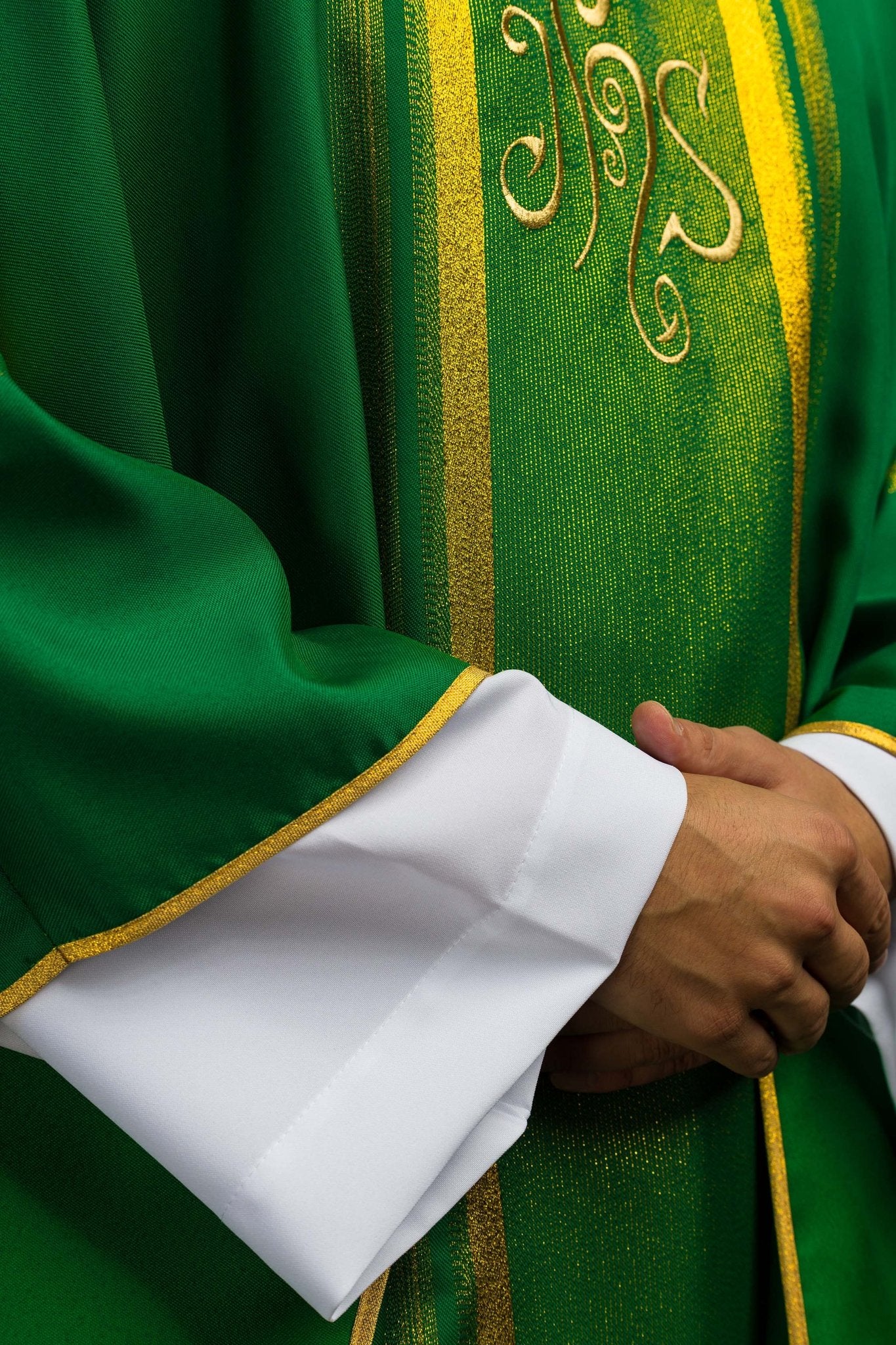 Green chasuble embroidered with IHS motif with gilding KOR/183/01/27 ZIELONY - CHASUBLES.COM
