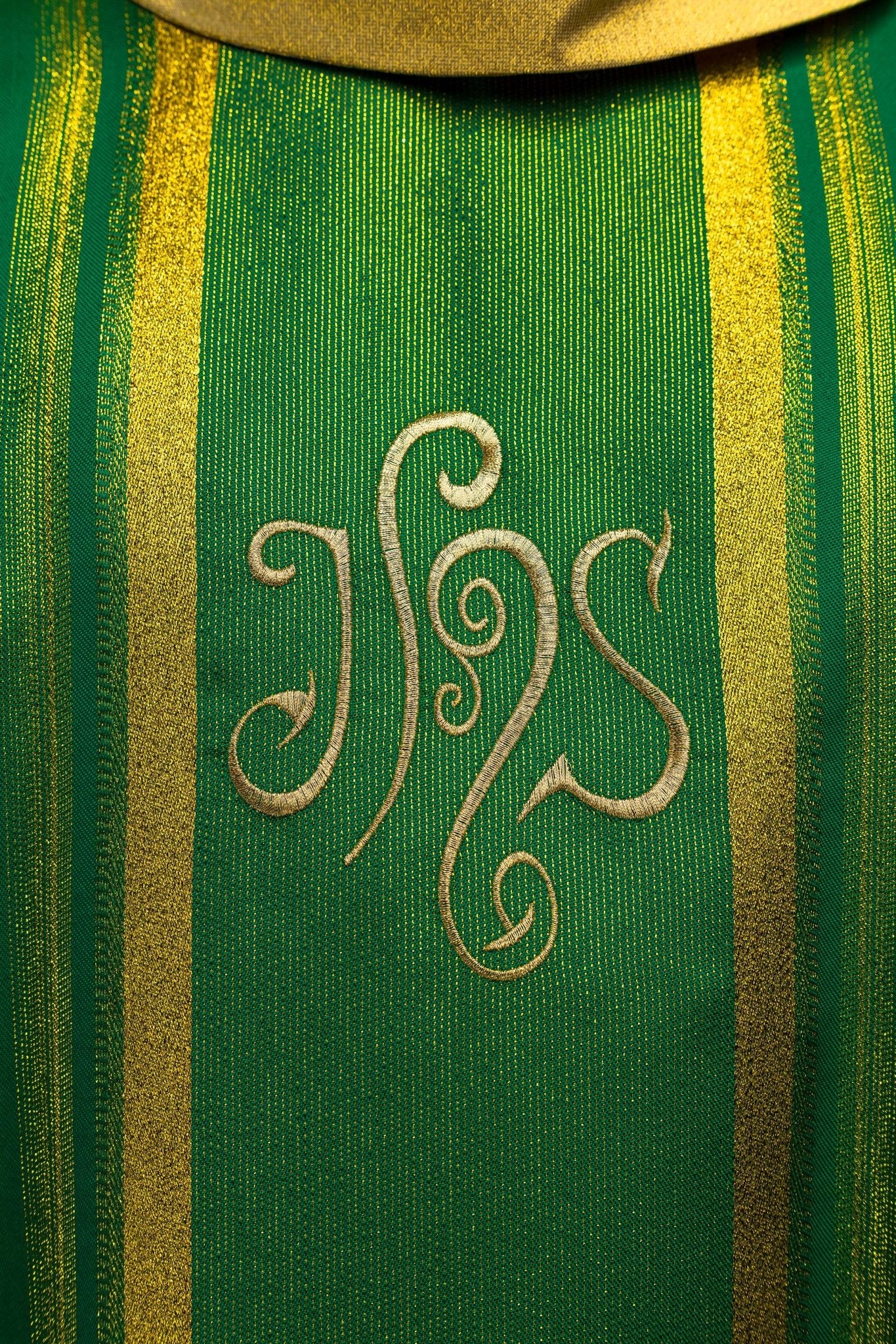 Green chasuble embroidered with IHS motif with gilding KOR/183/01/27 ZIELONY - CHASUBLES.COM