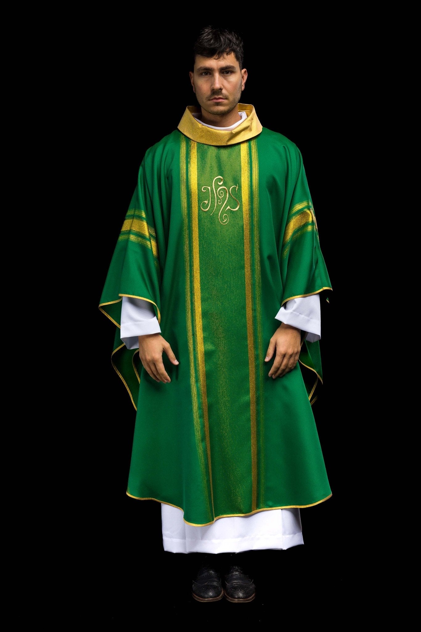 Green chasuble embroidered with IHS motif with gilding KOR/183/01/27 ZIELONY - CHASUBLES.COM