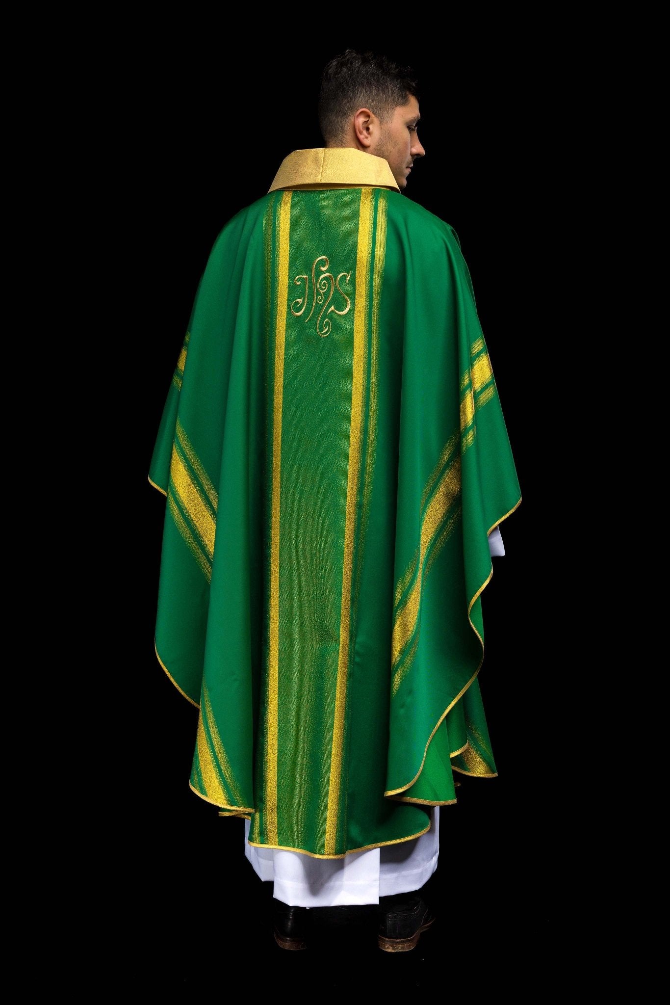 Green chasuble embroidered with IHS motif with gilding KOR/183/01/27 ZIELONY - CHASUBLES.COM