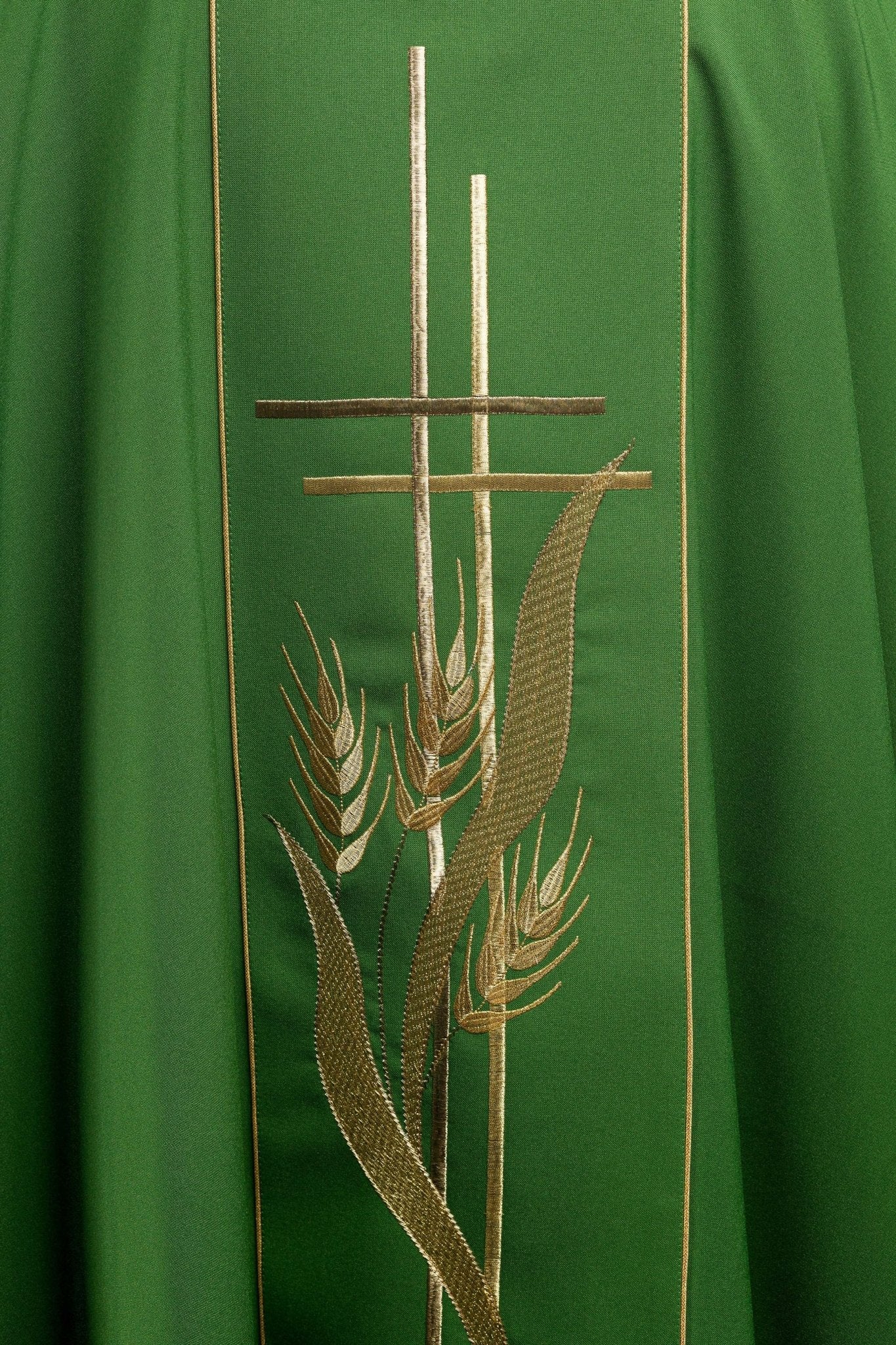 Green chasuble embroidered with motifs of cross and wheat KOR/114/01/01 ZIELONY - CHASUBLES.COM