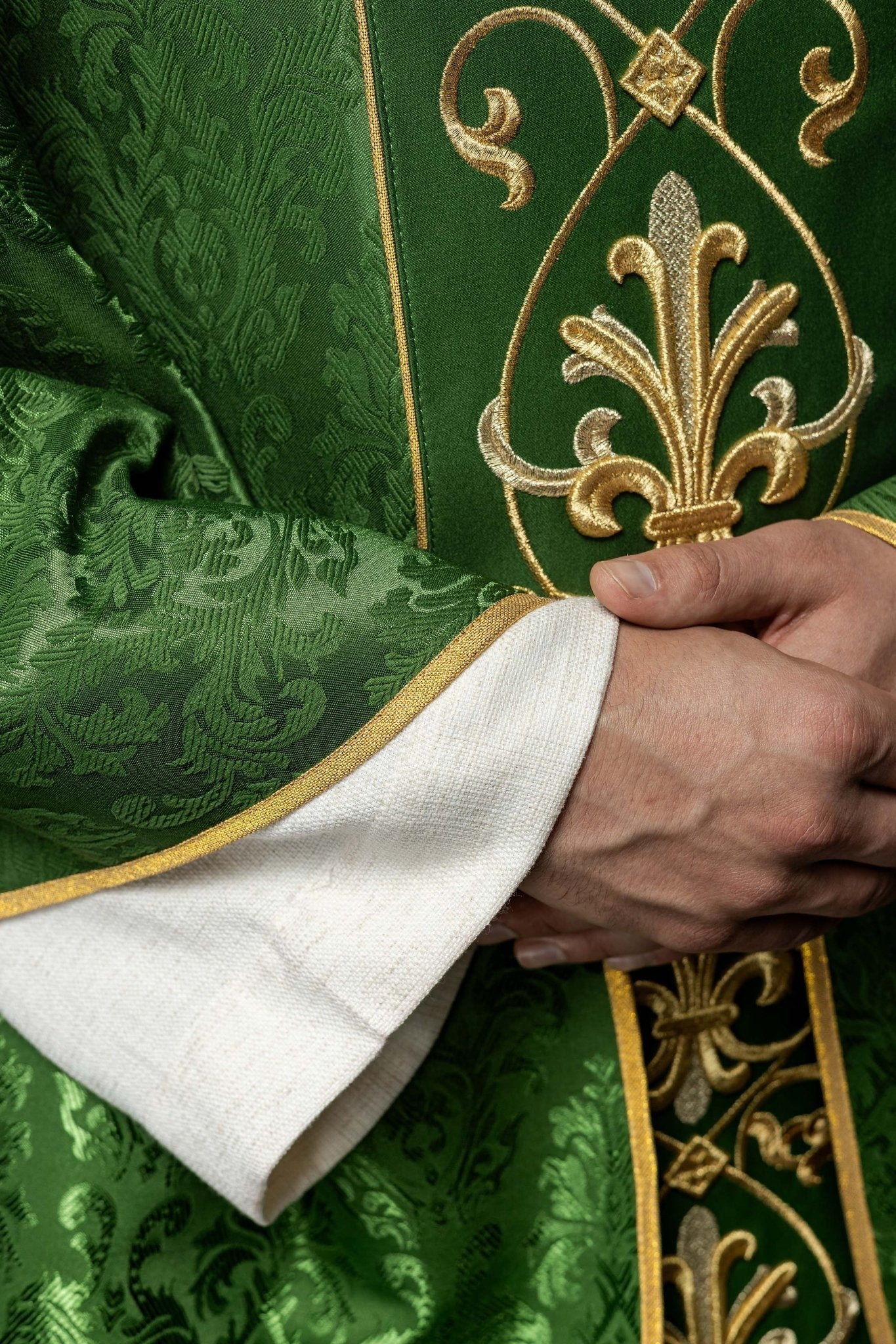 Green chasuble made of jaquard texture KOR/268/01/67 - HAFTINAUSA.COM