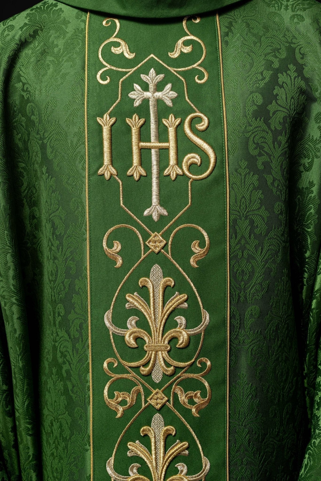 Green chasuble made of jaquard texture KOR/268/01/67 - HAFTINAUSA.COM