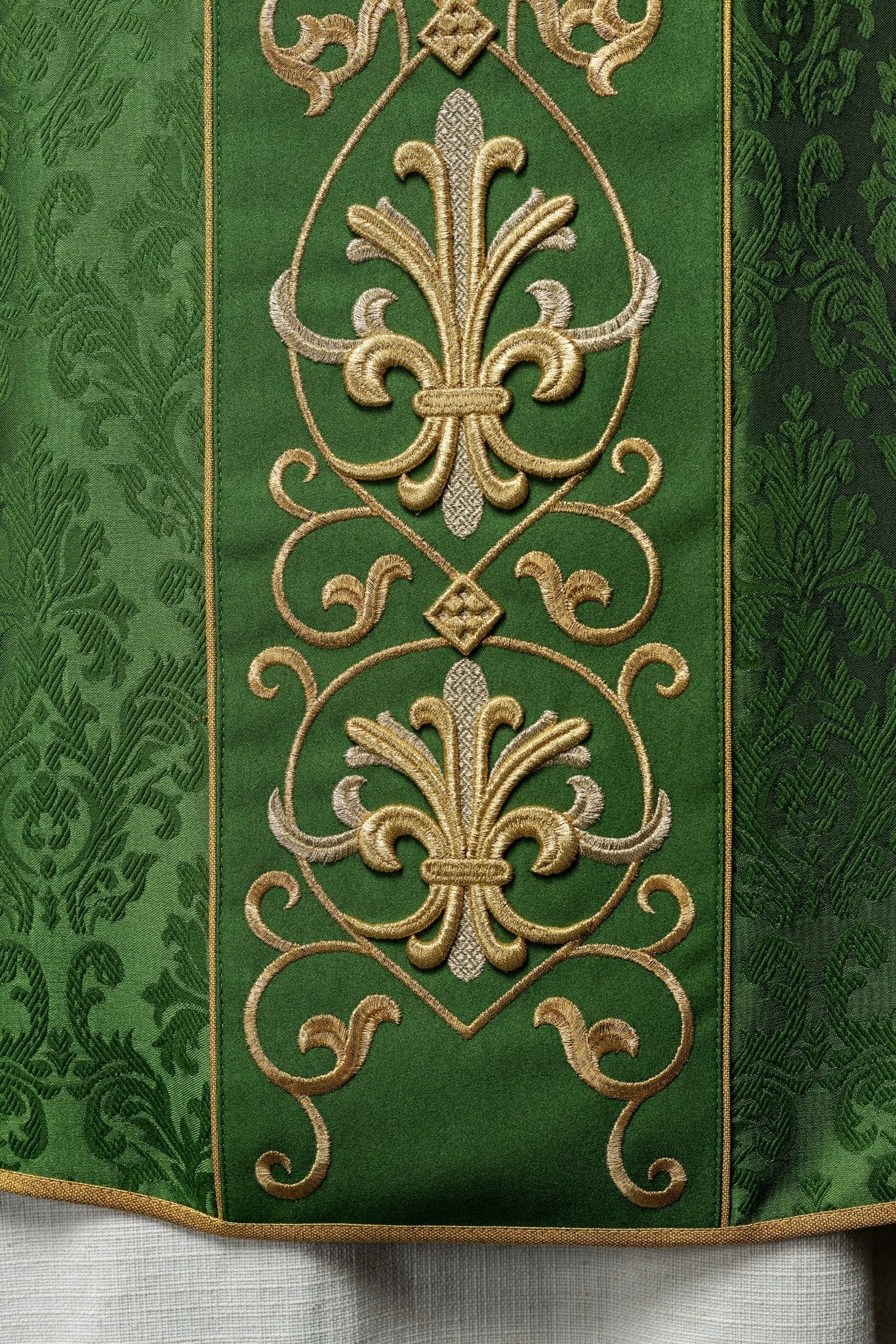 Green chasuble made of jaquard texture KOR/268/01/67 - HAFTINAUSA.COM