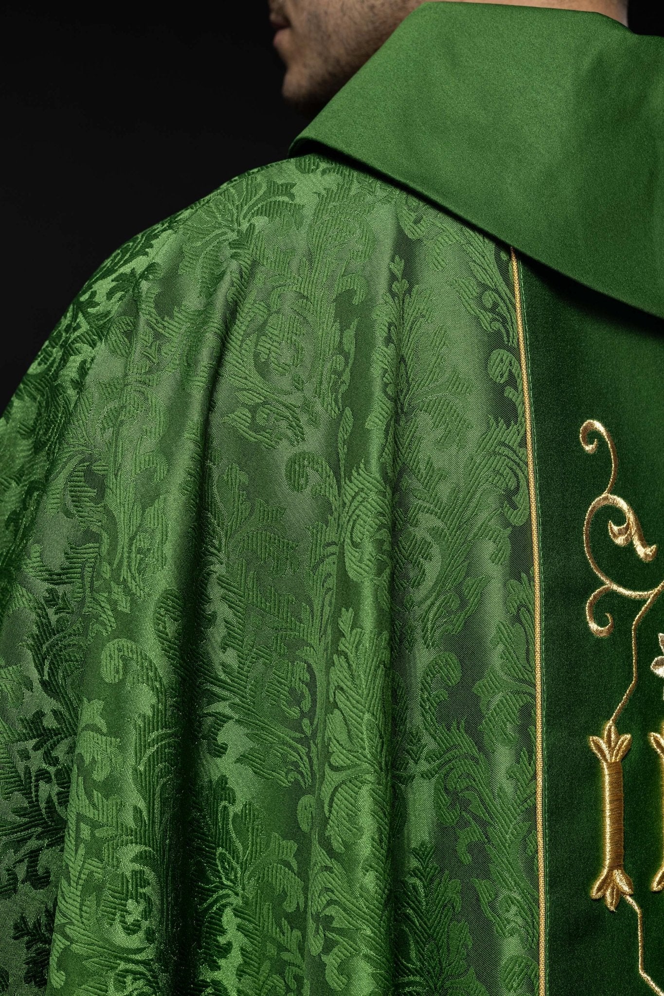 Green chasuble made of jaquard texture KOR/268/01/67 - HAFTINAUSA.COM
