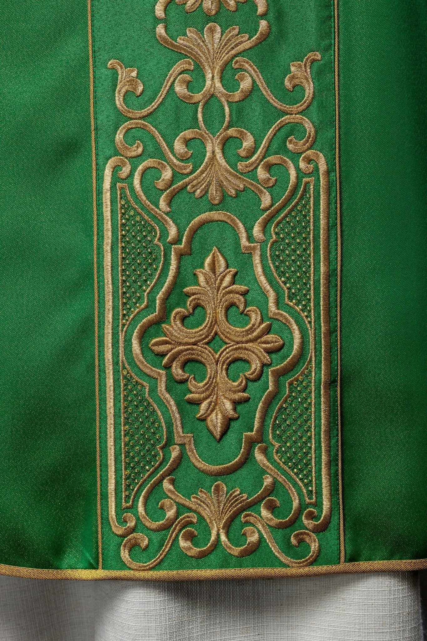 Green chasuble on a glossy fabric LE/7021/01 - HAFTINAUSA.COM