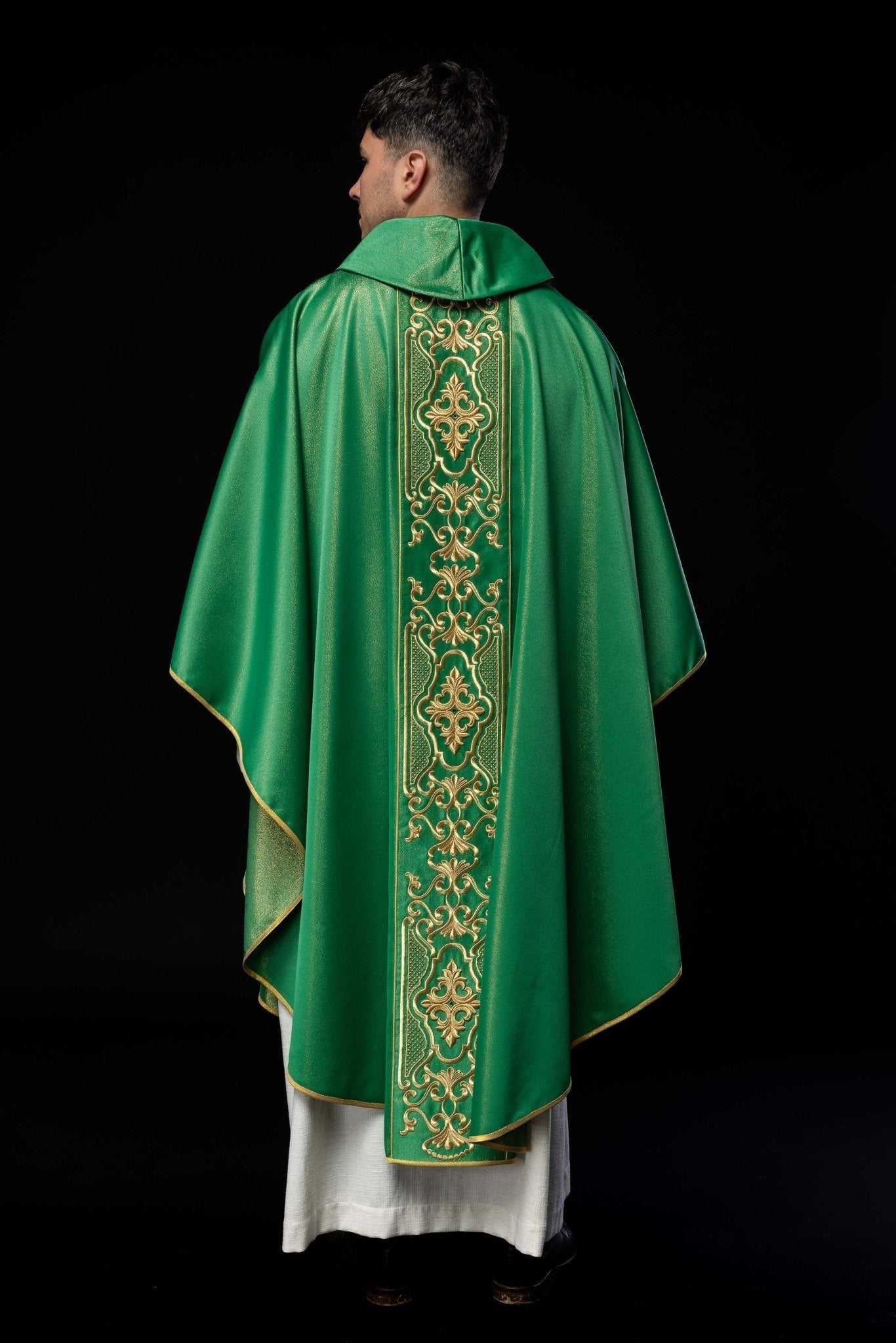 Green chasuble on a glossy fabric LE/7021/01 - HAFTINAUSA.COM