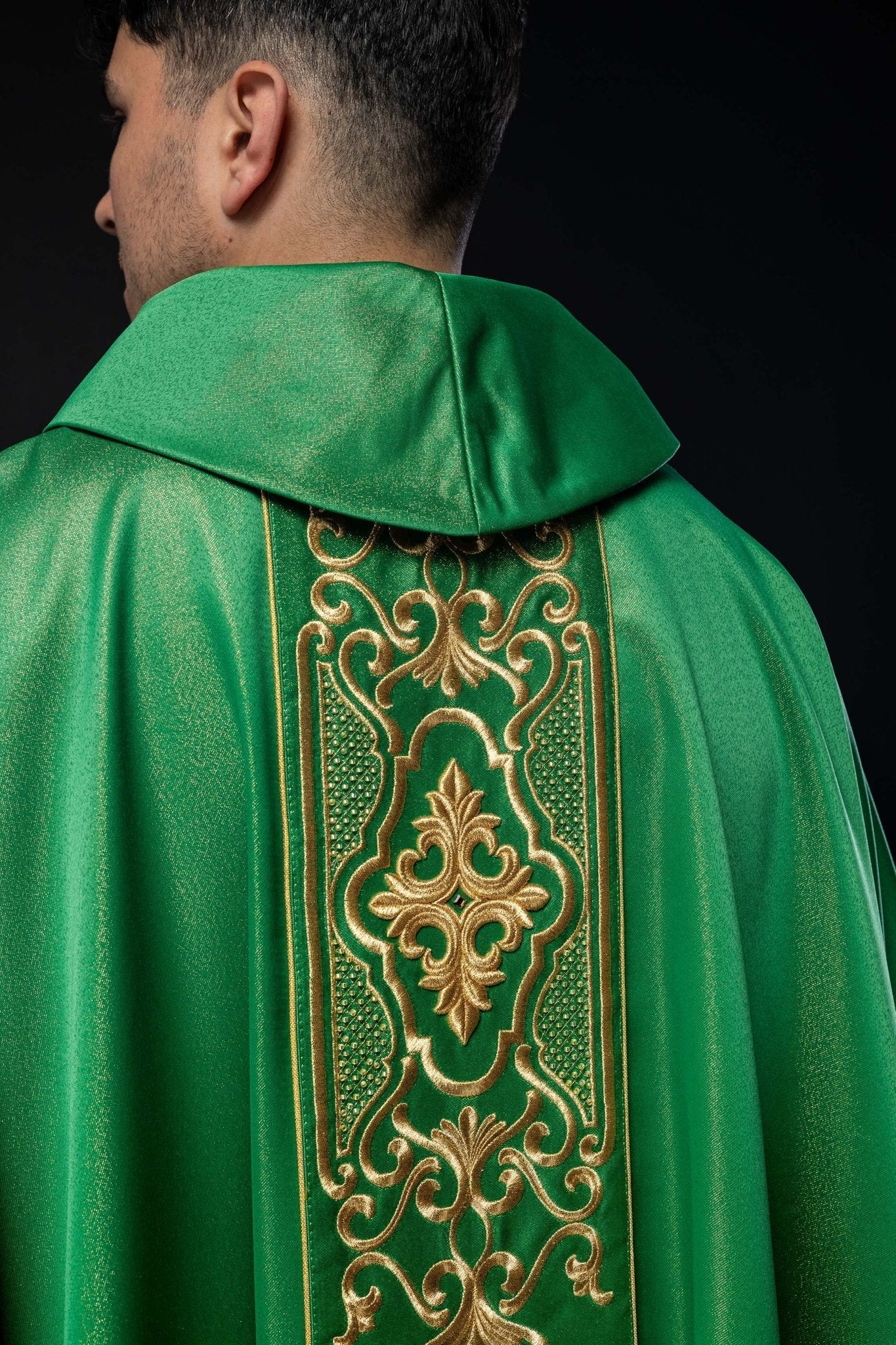 Green chasuble on a glossy fabric LE/7021/01 - HAFTINAUSA.COM