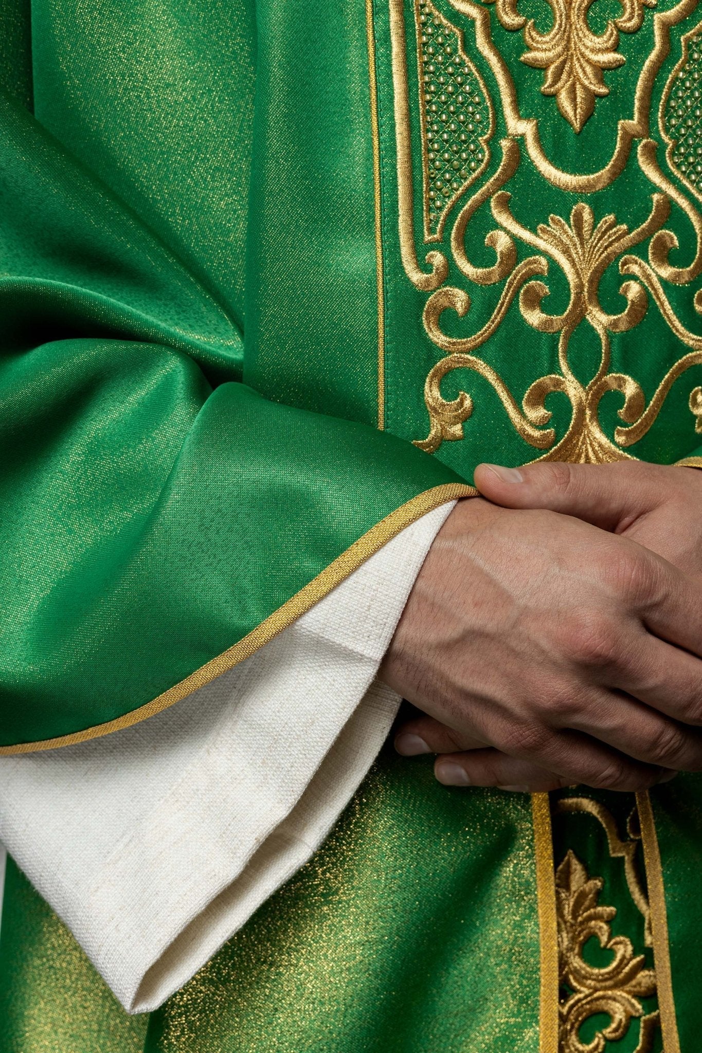 Green chasuble on a glossy fabric LE/7021/01 - HAFTINAUSA.COM