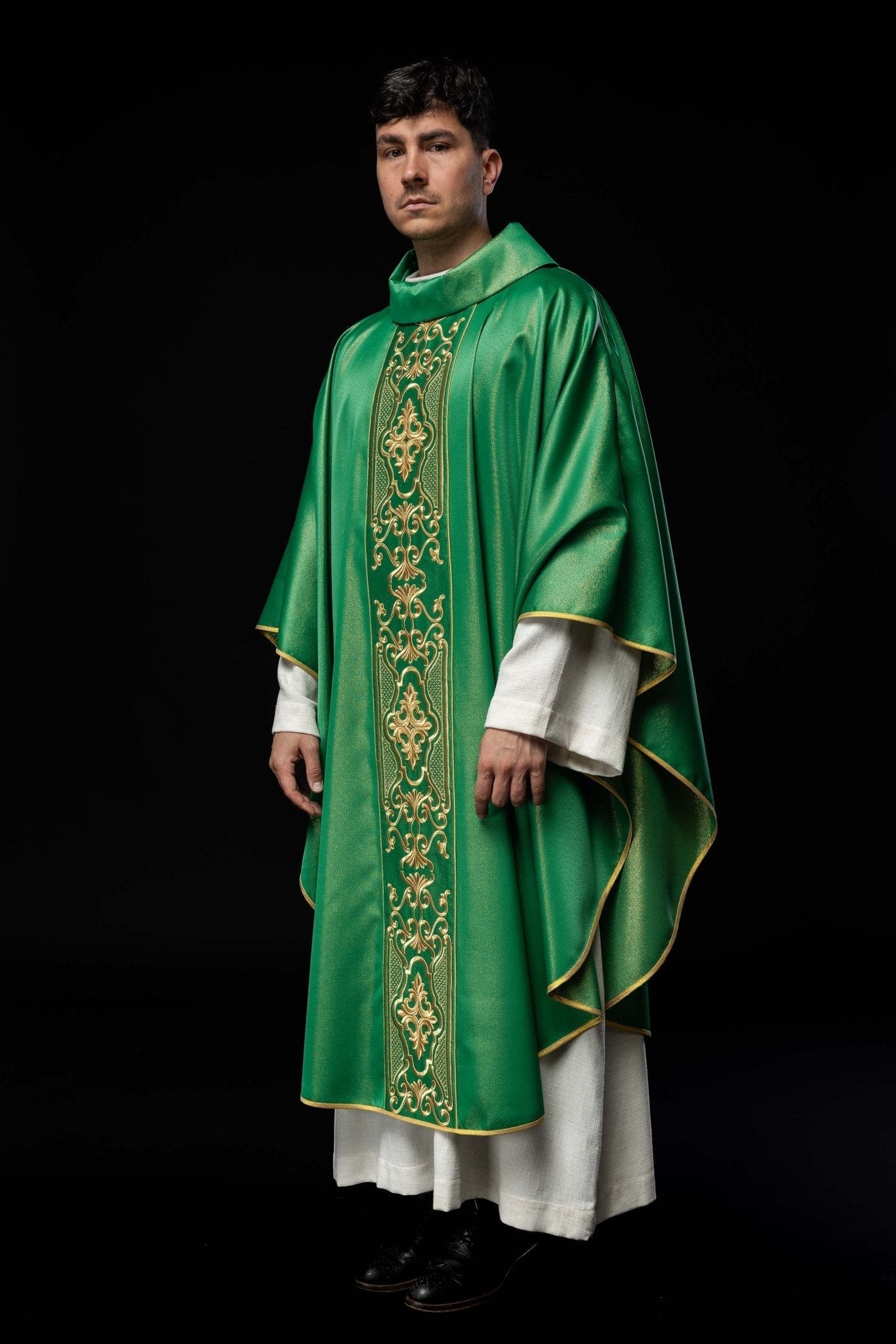 Green chasuble on a glossy fabric LE/7021/01 - HAFTINAUSA.COM