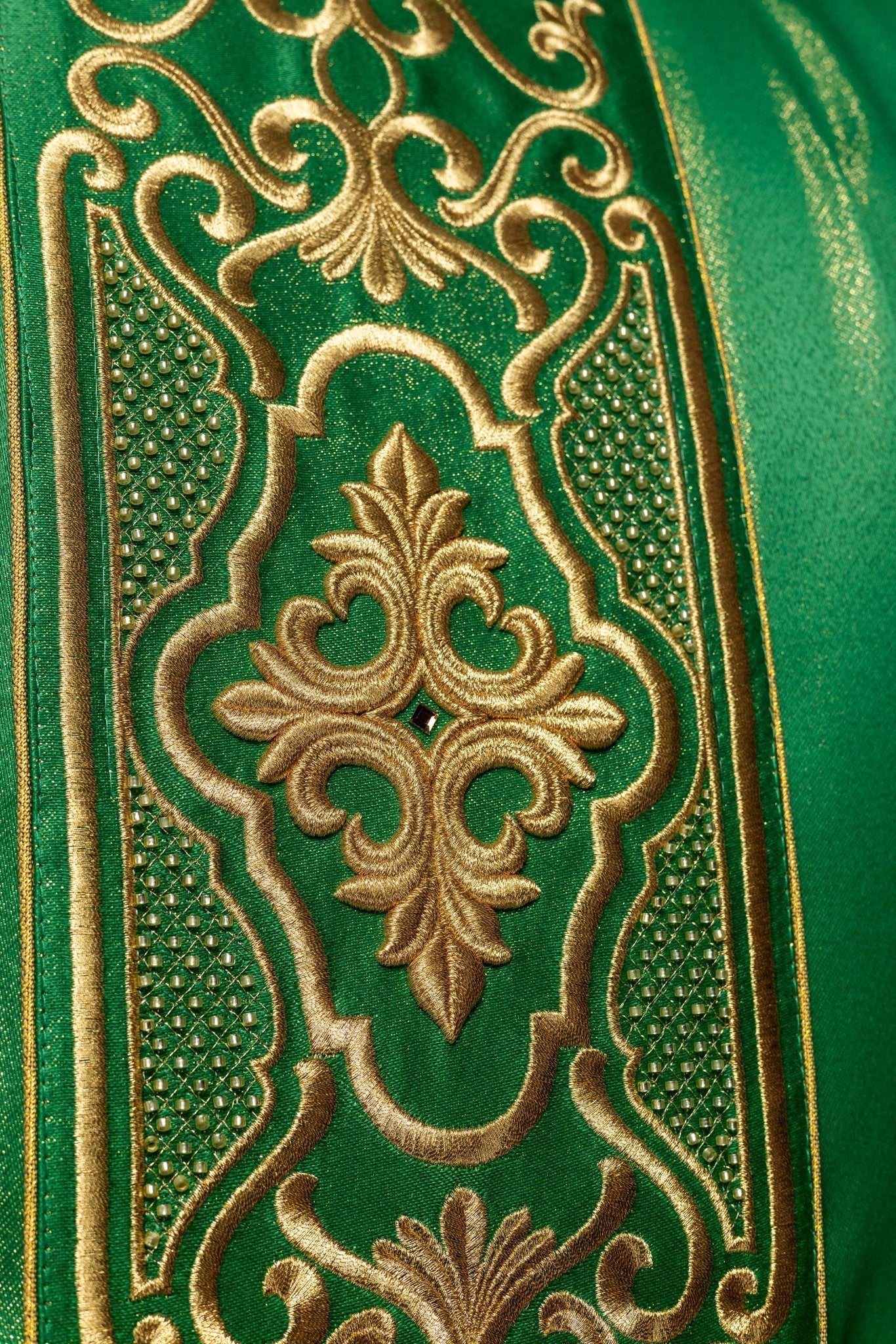 Green chasuble on a glossy fabric LE/7021/01 - HAFTINAUSA.COM