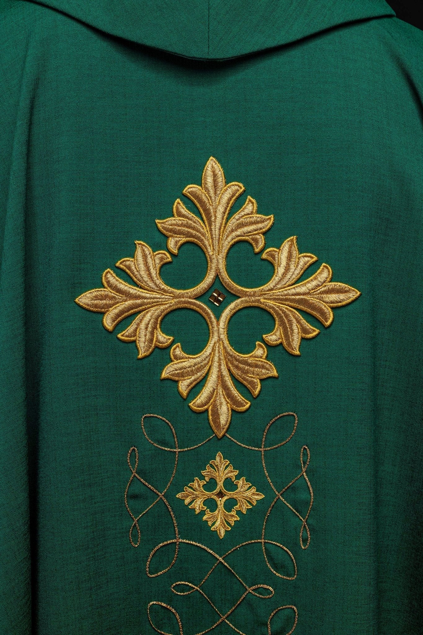 Green chasuble richly embroidered with a cord LE/7018/01 - HAFTINAUSA.COM