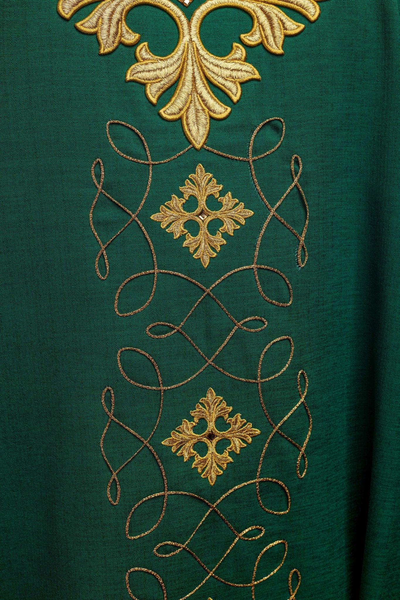Green chasuble richly embroidered with a cord LE/7018/01 - HAFTINAUSA.COM