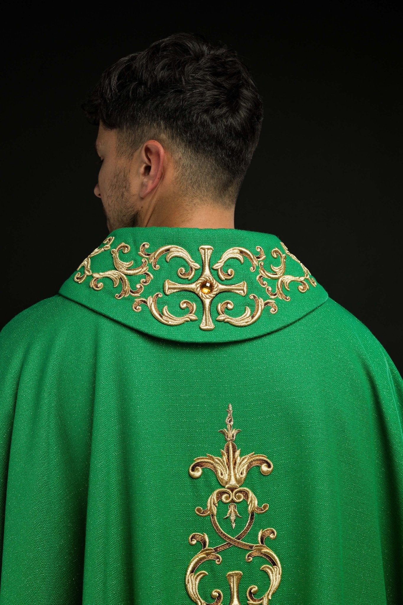 Green chasuble richly embroidered with gemstones LE/7014/01 - CHASUBLES.COM